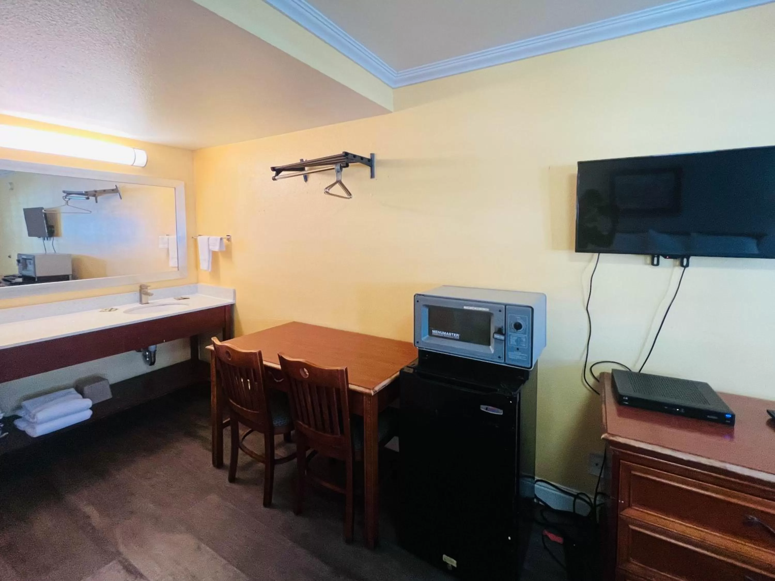 TV and multimedia in Motel 6 San Francisco CA Fisherman"s Wharf