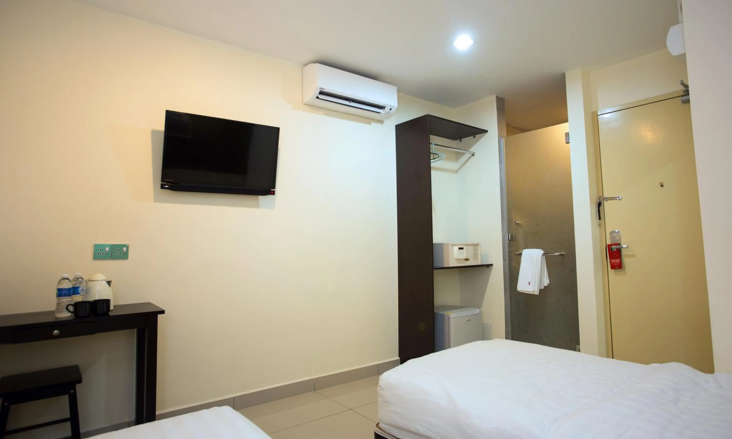 Photo of the whole room, Bed in One Avenue Hotel