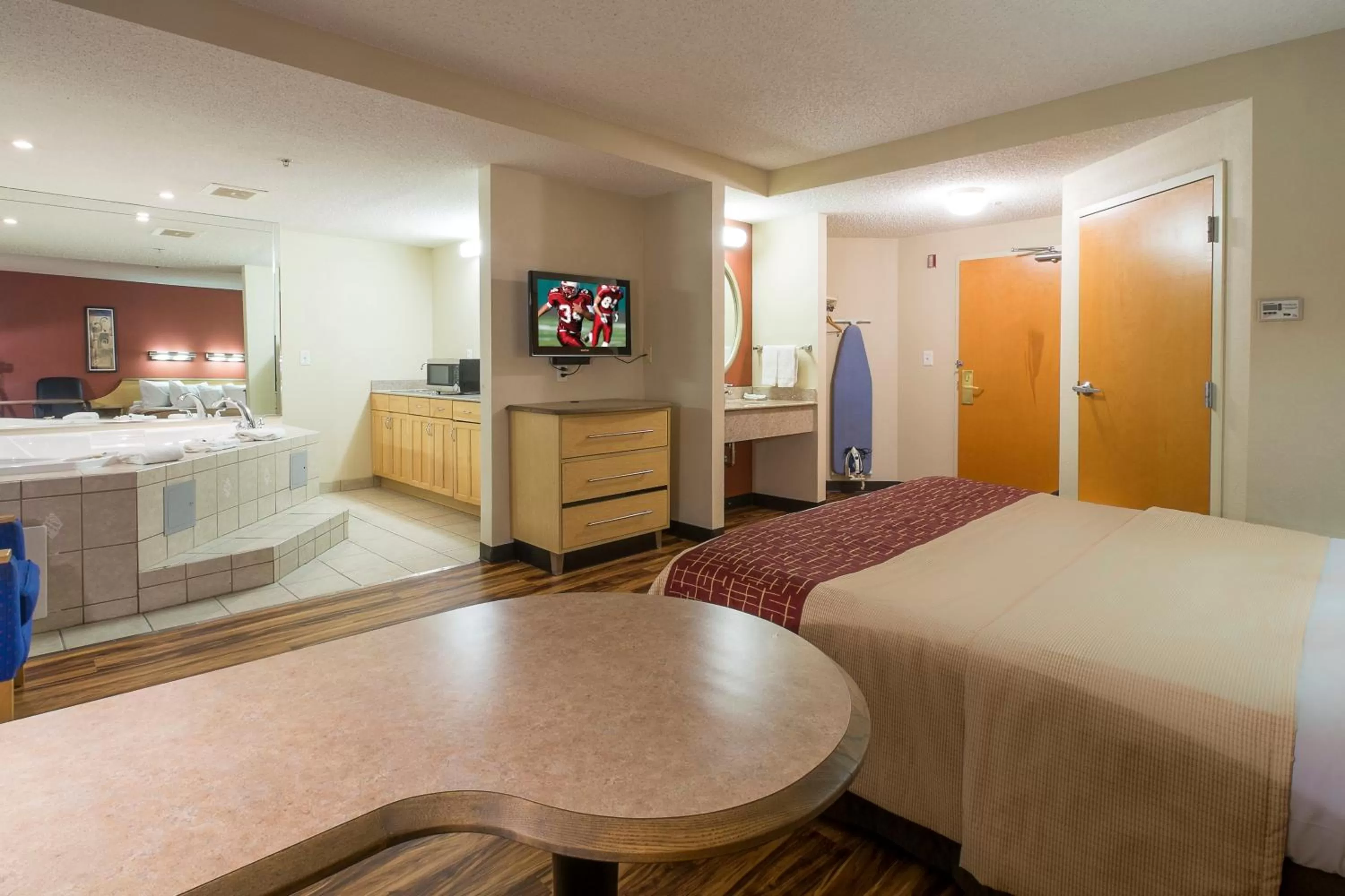 Photo of the whole room, Bed in Red Roof Inn & Suites Philadelphia - Bellmawr
