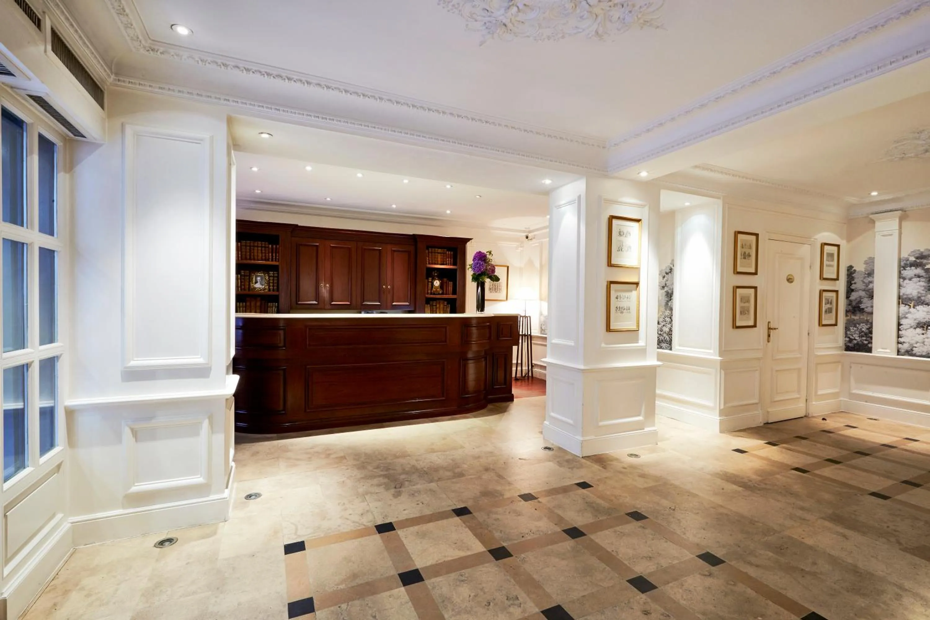 Lobby or reception in Golden Tulip Washington Opera
