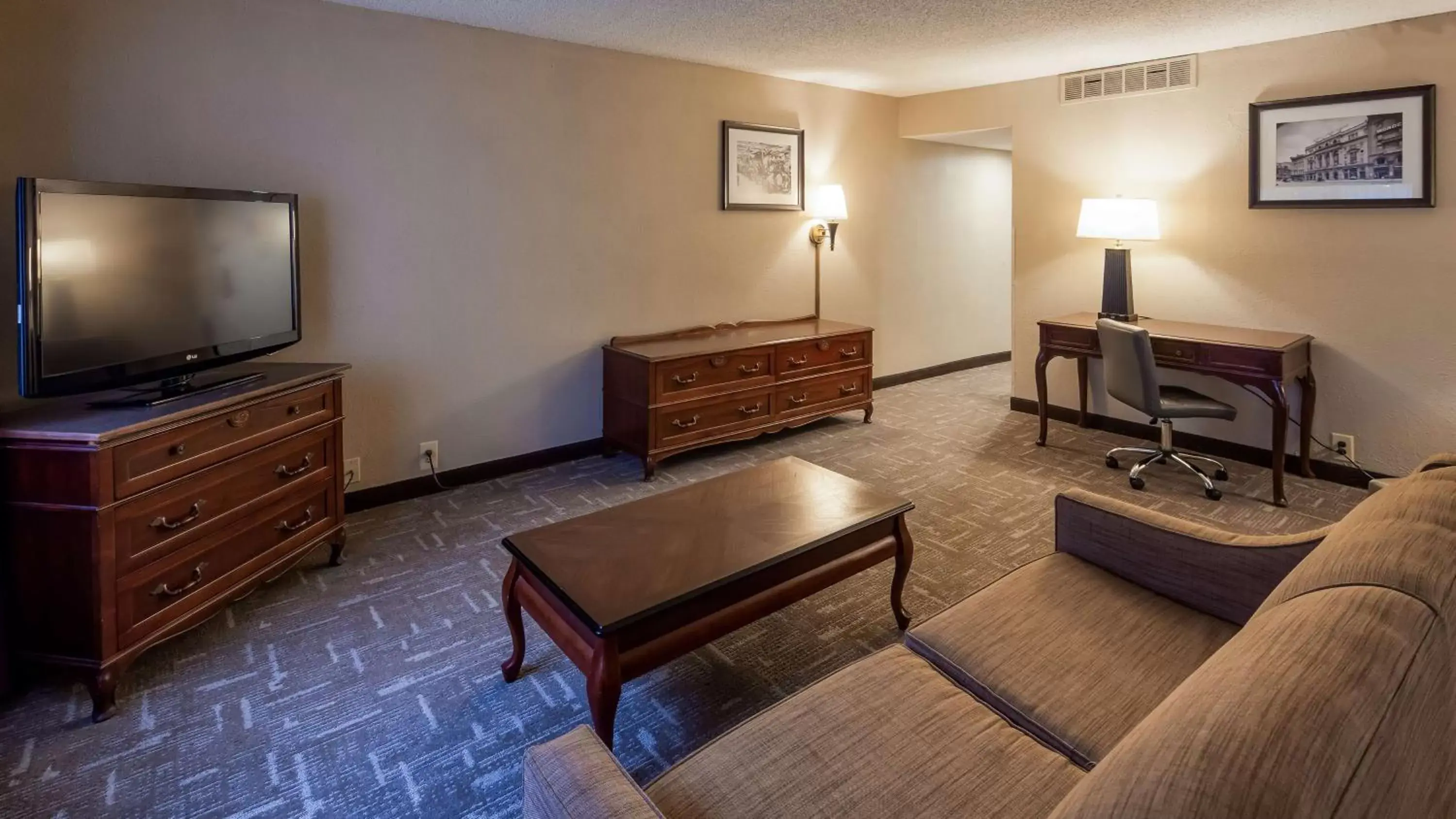 Seating area, TV/Entertainment Center in Best Western Greenfield Inn