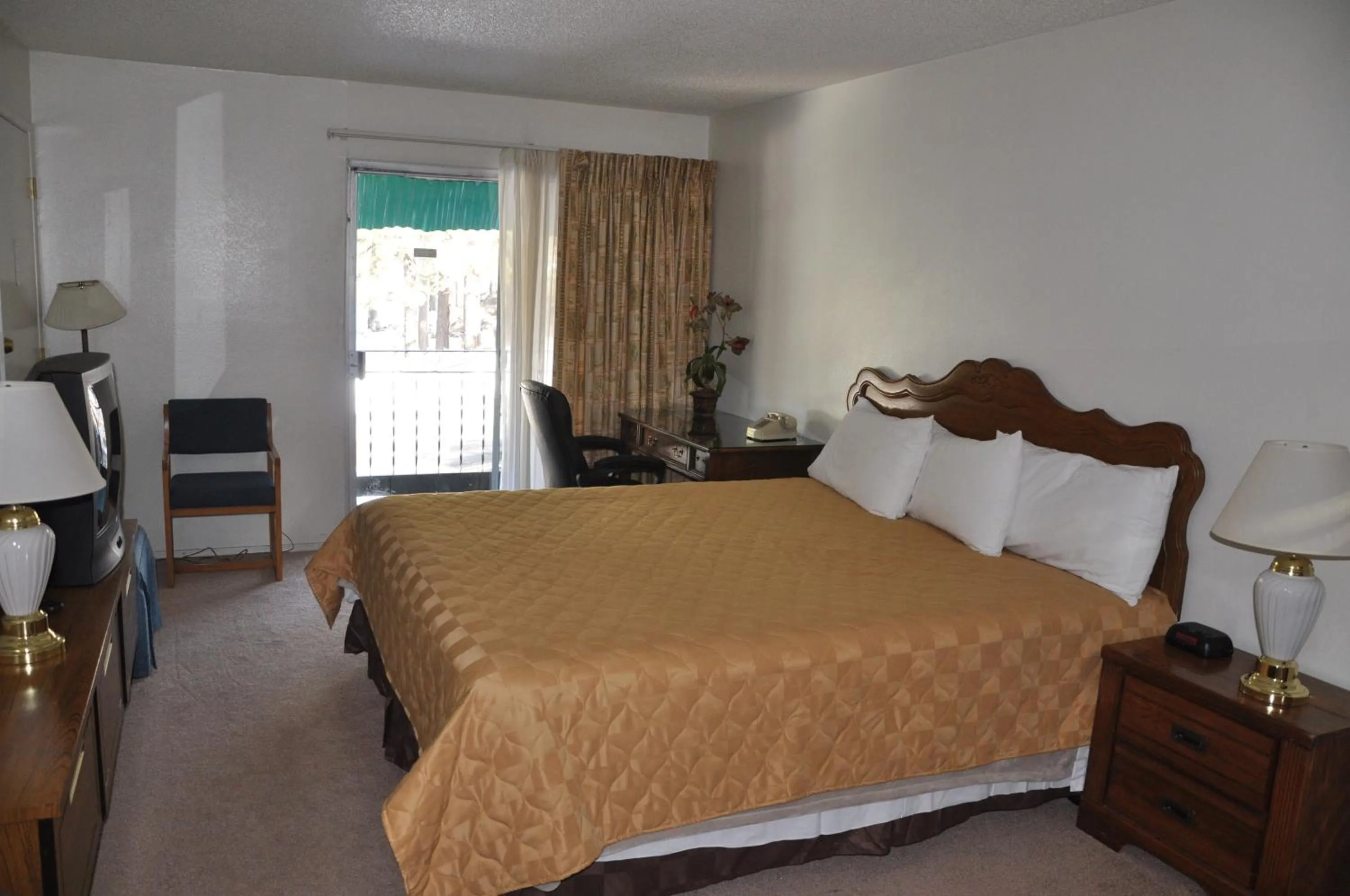 Photo of the whole room, Bed in Cedar Inn & Suites