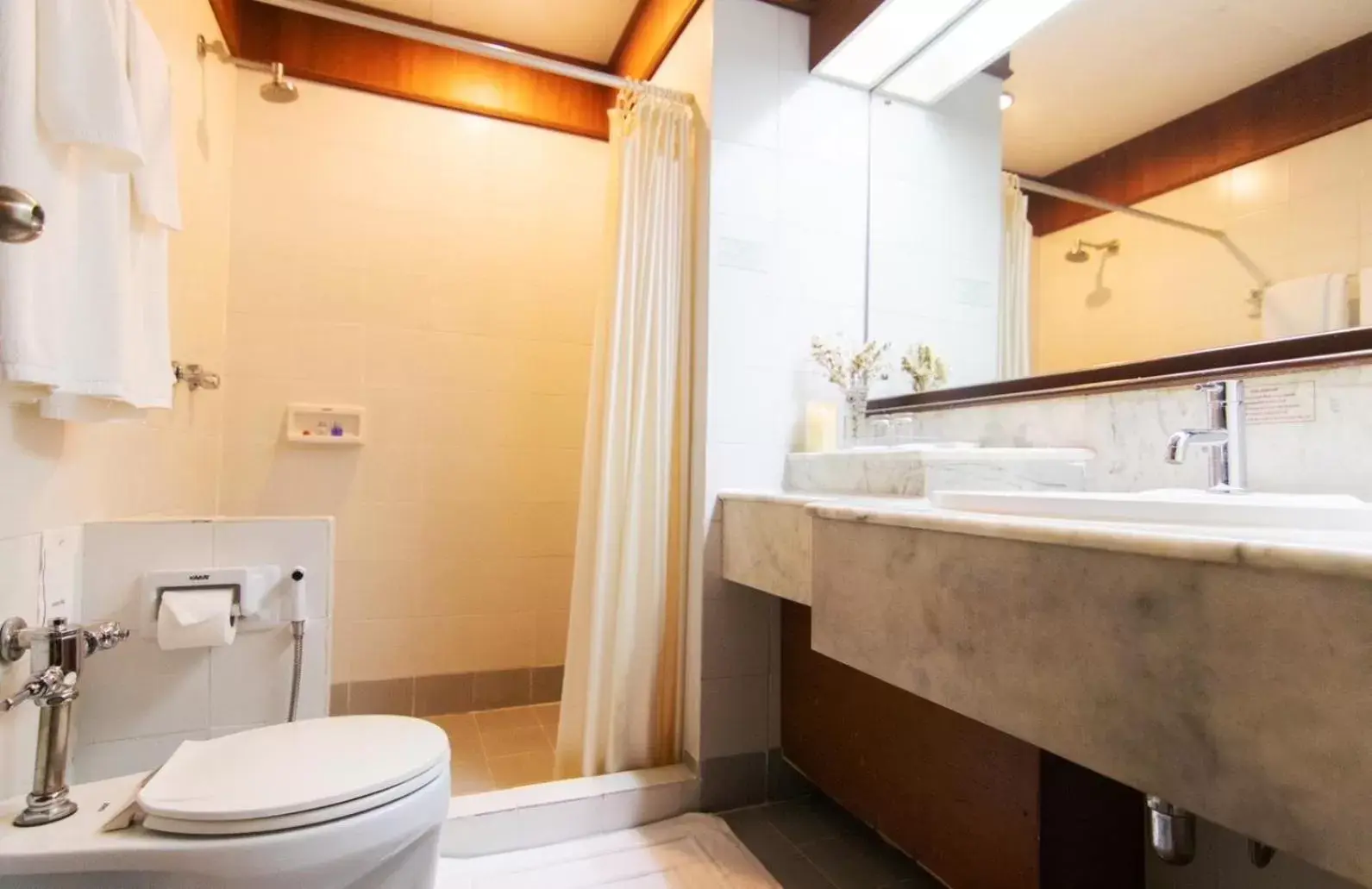 Bathroom in Tohsang Heritage Ubon Ratchathani Hotel