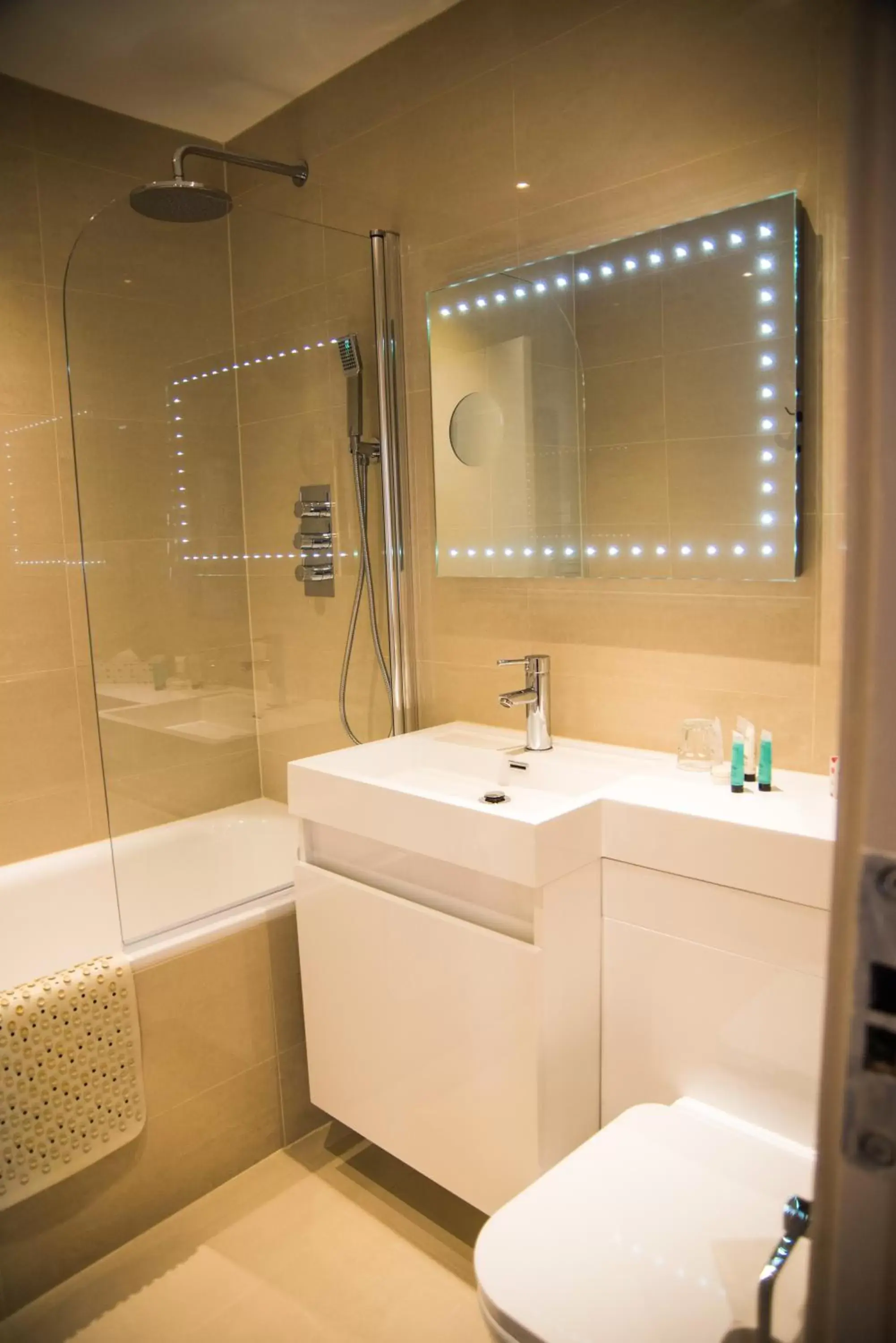 Shower, Bathroom in London Lodge Hotel