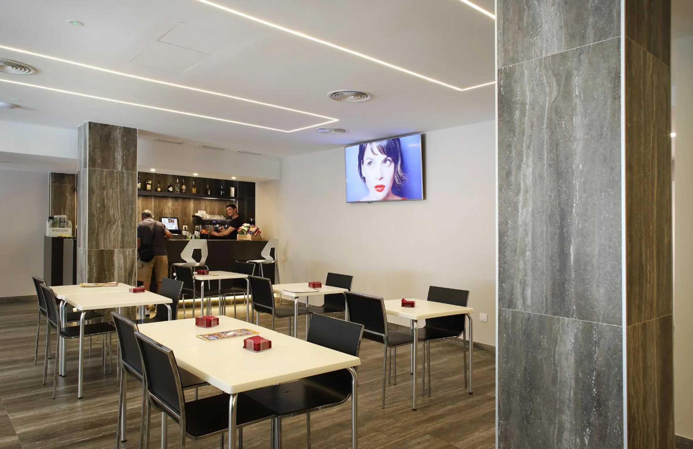 Communal lounge/ TV room in Hotel Alameda