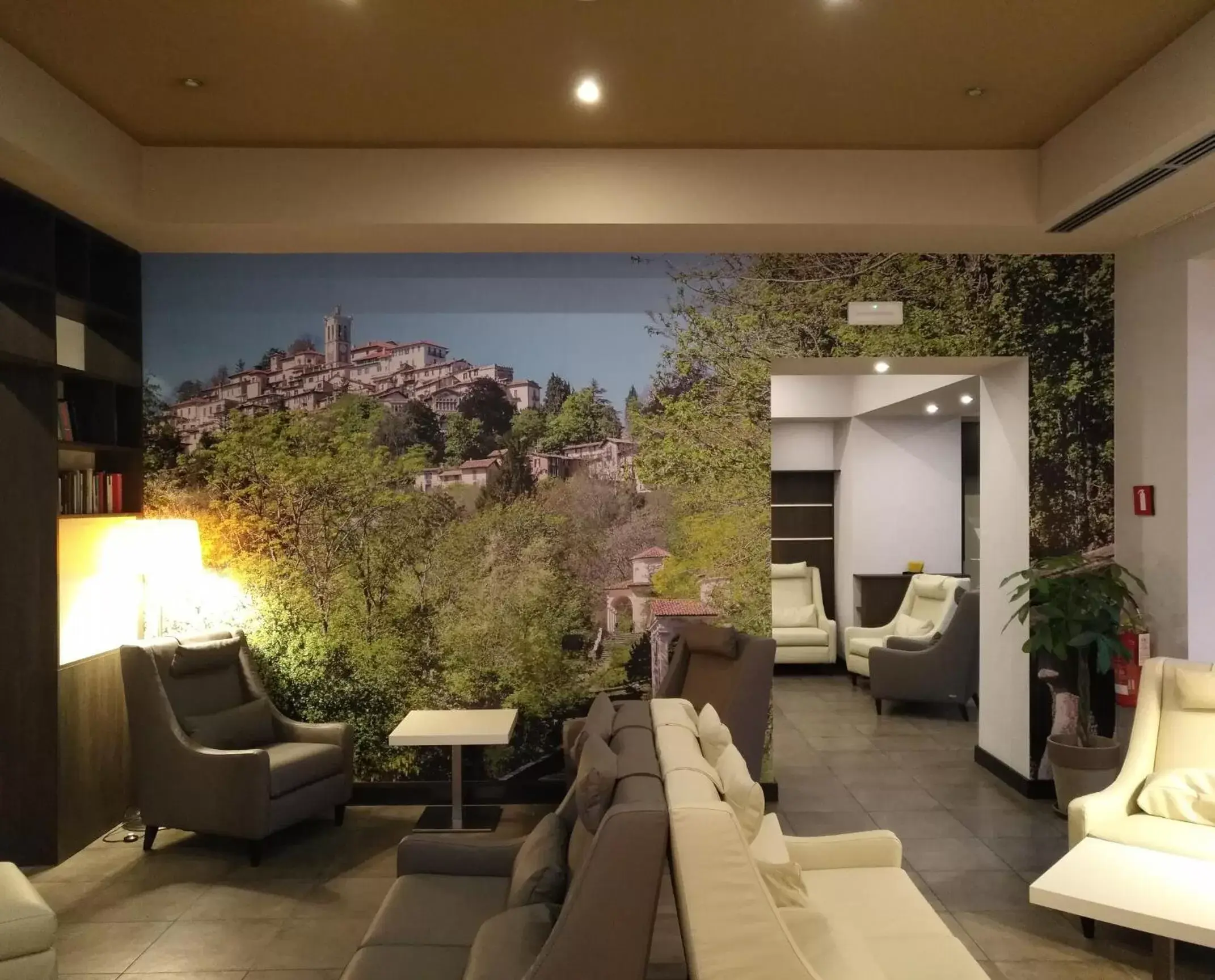 Communal lounge/ TV room, Lobby/Reception in Bis Hotel Varese