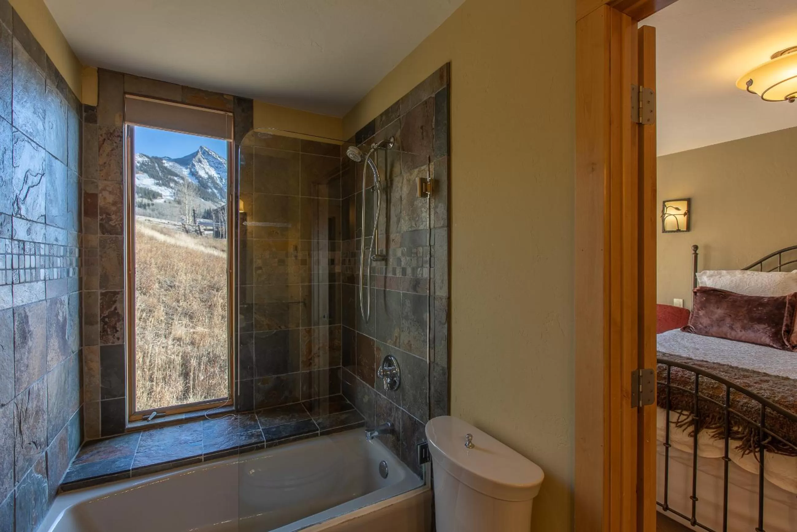 Shower, Bed in Nordic Inn