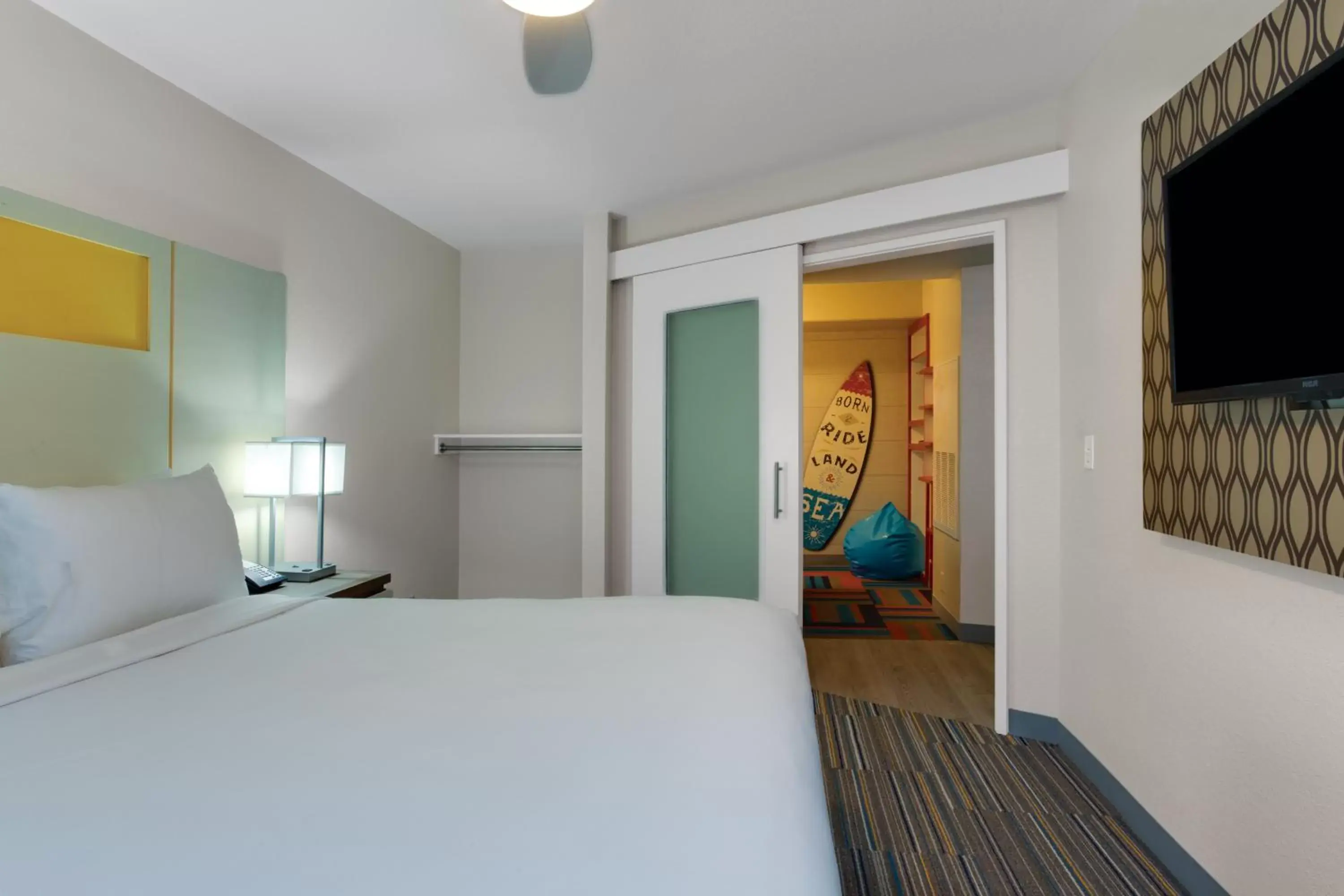 Bedroom, Bed in Holiday Inn Resort Orlando Suites - Waterpark, an IHG Hotel