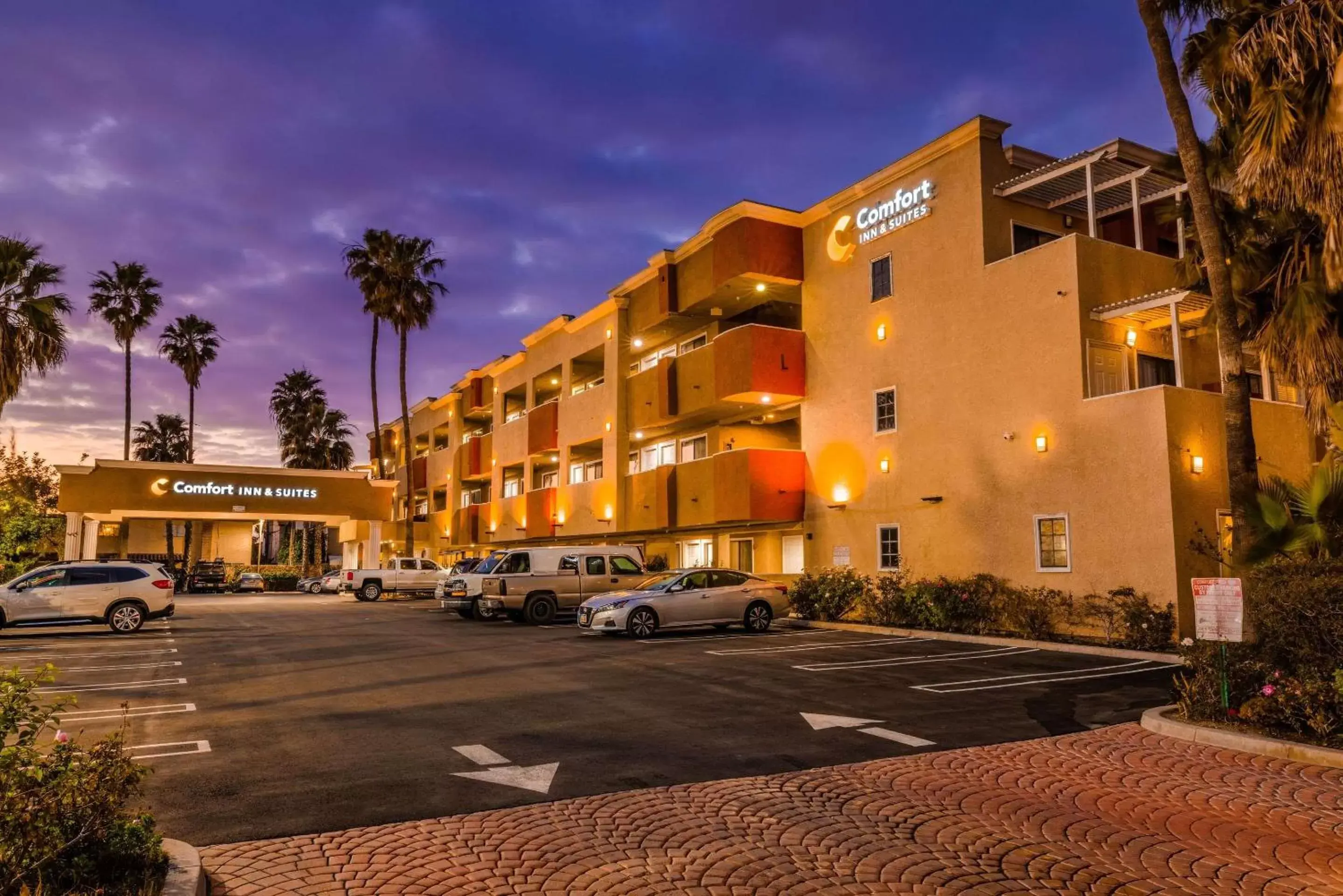 Property Building in Comfort Inn & Suites Huntington Beach
