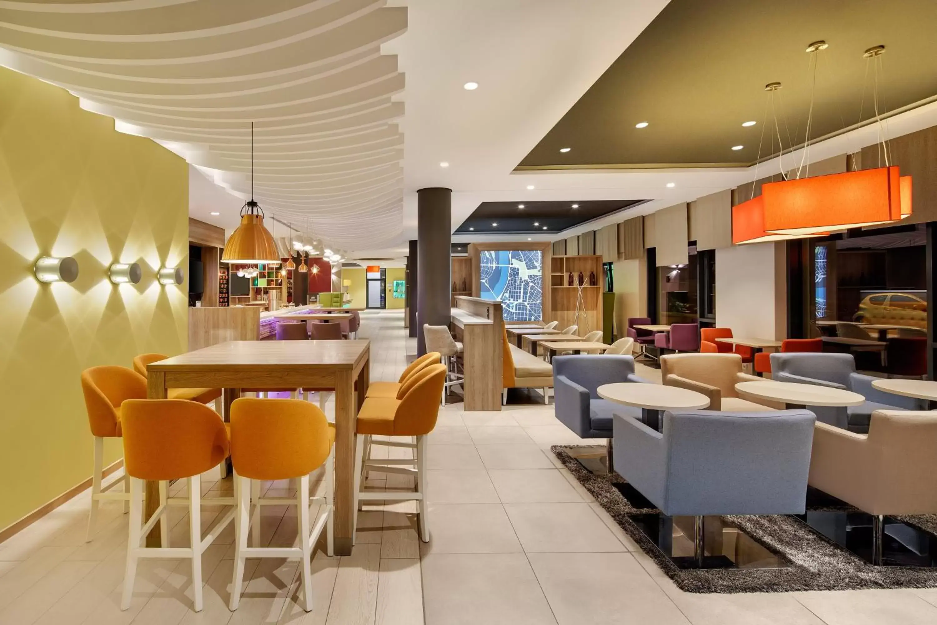 Lounge or bar, Lounge/Bar in Holiday Inn Düsseldorf City – Toulouser Allee, an IHG Hotel