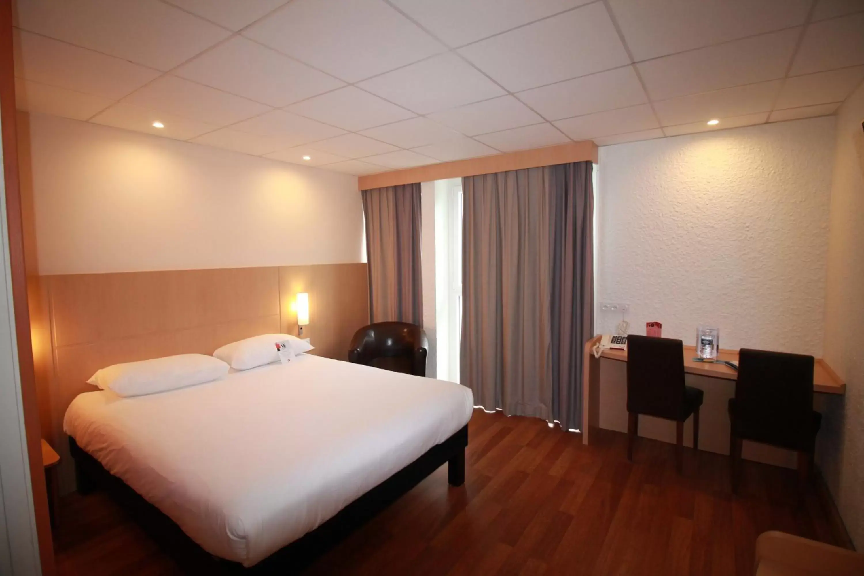 Bed in ibis Dijon Sud