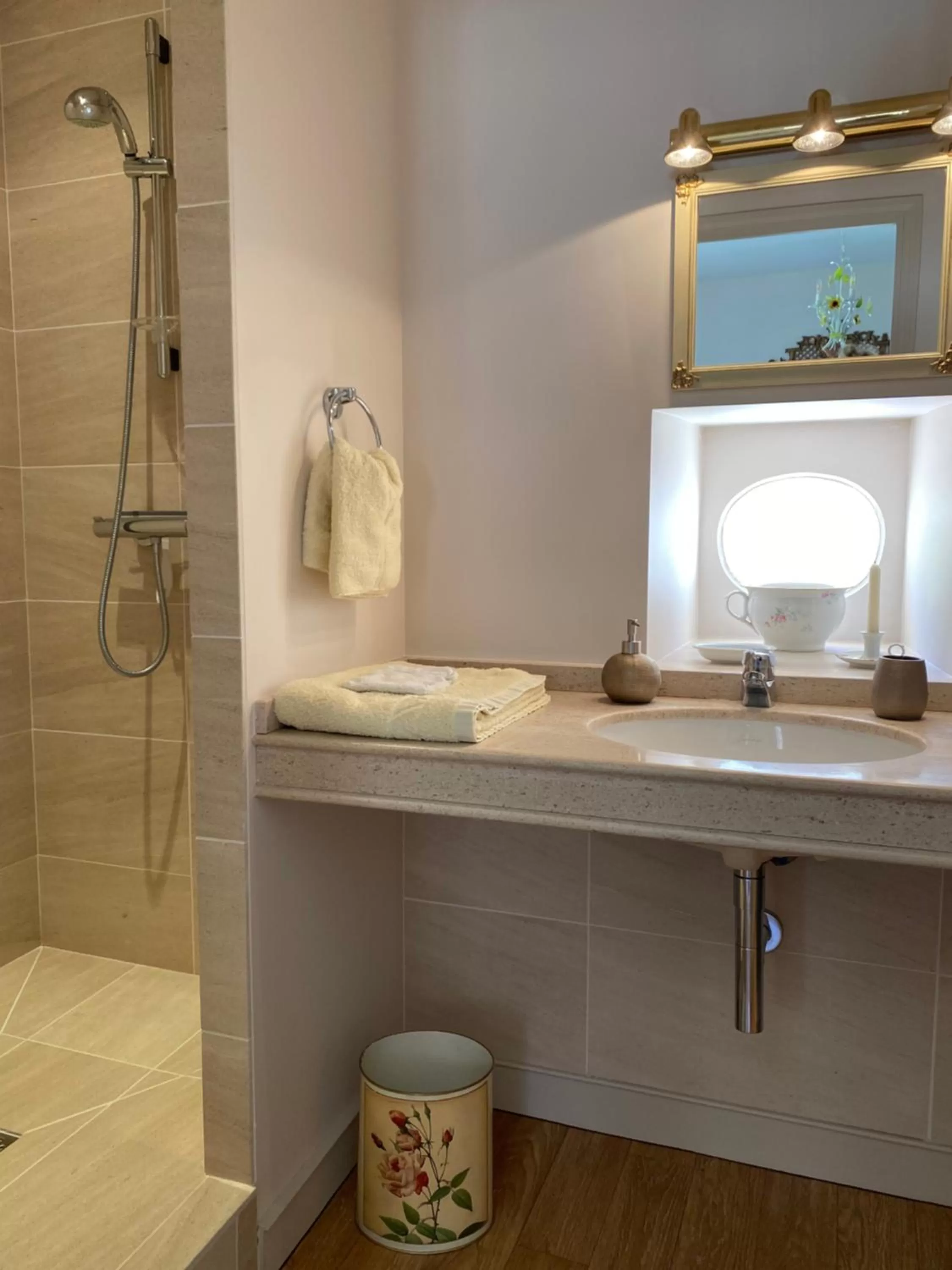 Shower in Chateau La Rochette