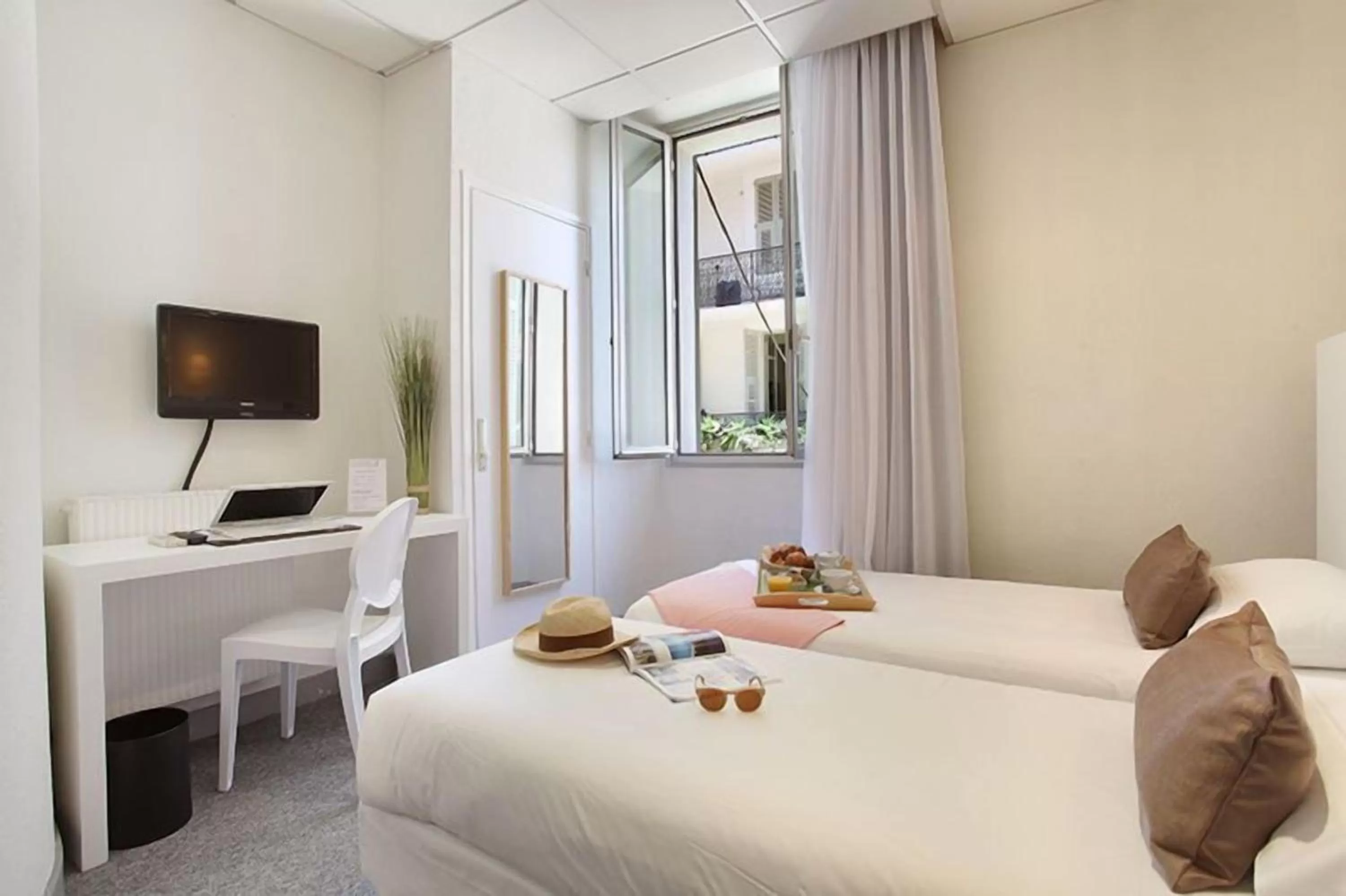 Bed in Hôtel P.L.M.