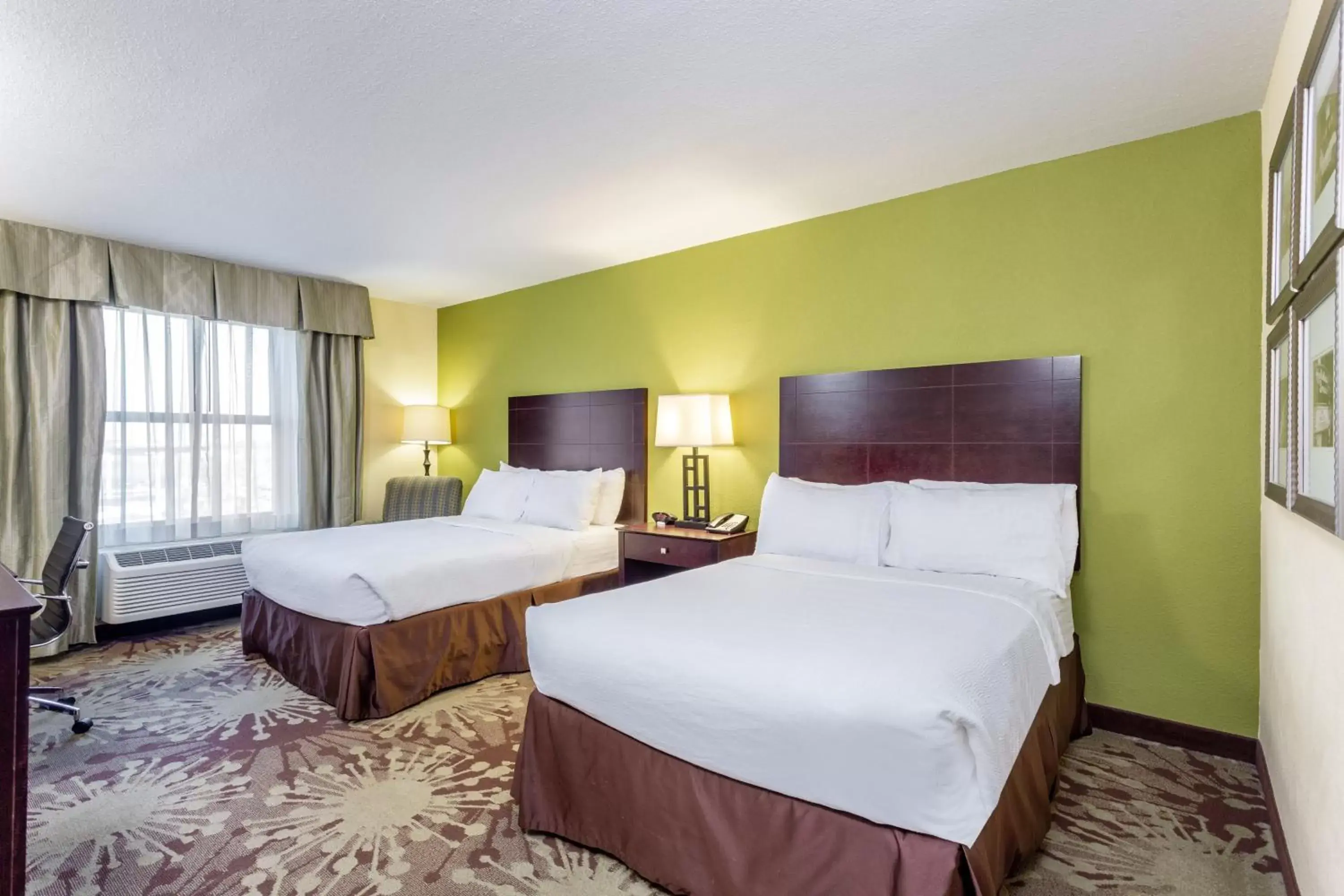 Photo of the whole room, Bed in Holiday Inn Chicago North - Gurnee, an IHG Hotel