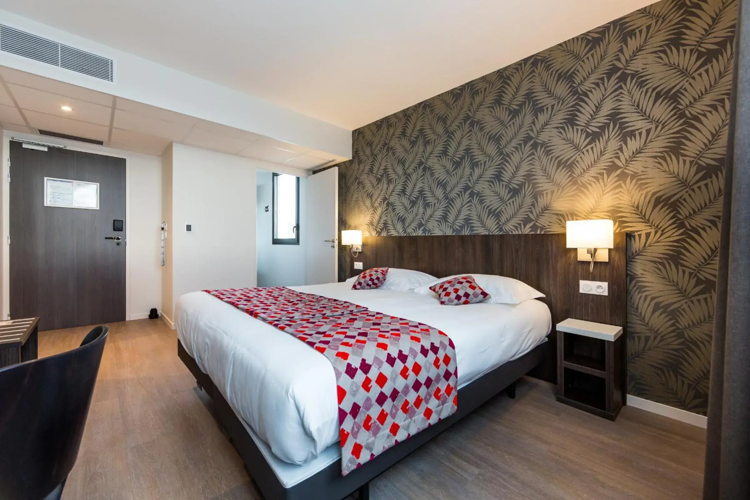Photo of the whole room, Bed in Brit Hotel Ploermel - Hotel de l'Hippodrome
