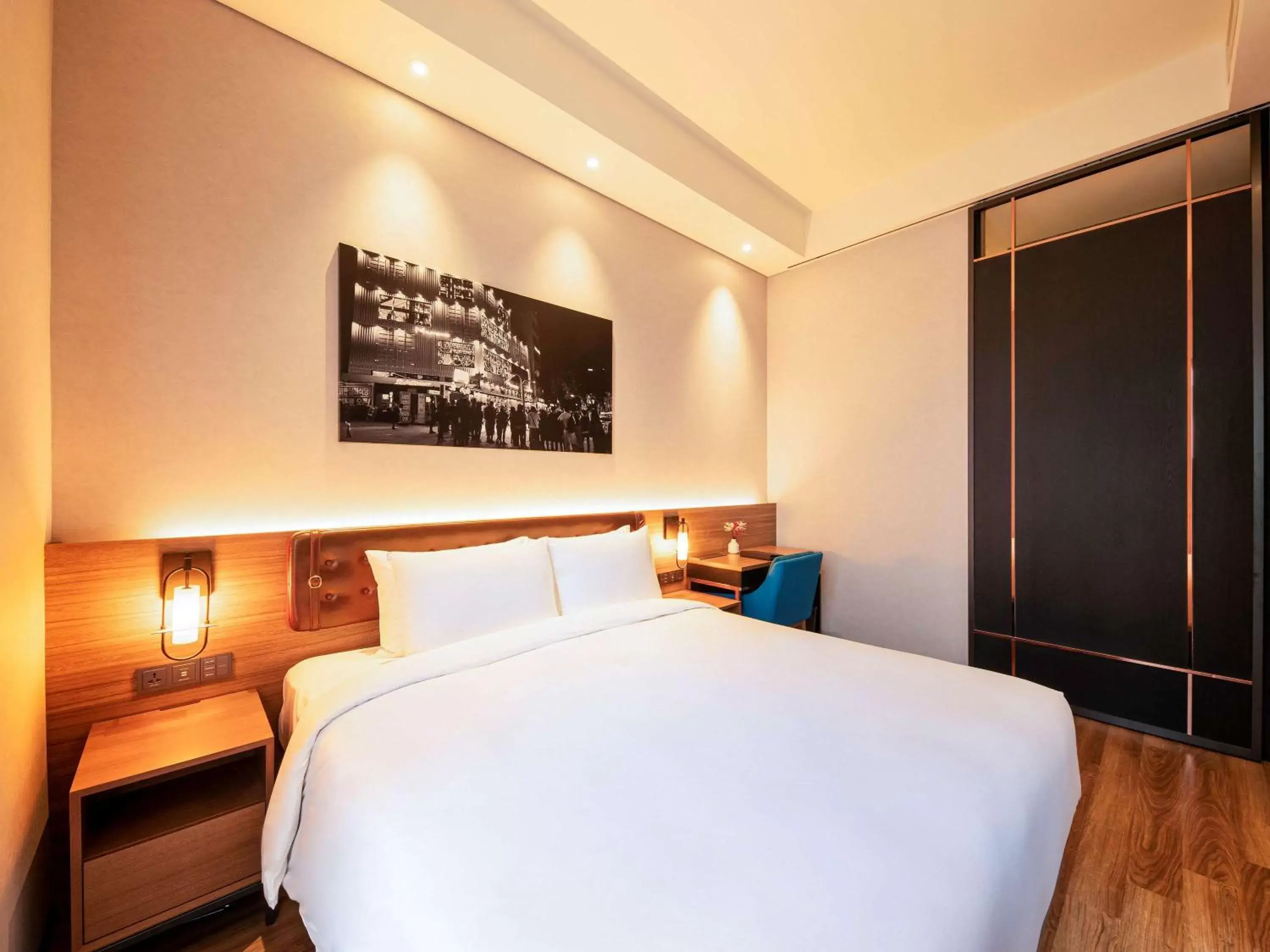 Photo of the whole room, Bed in Mercure Ambassador Seoul Hongdae