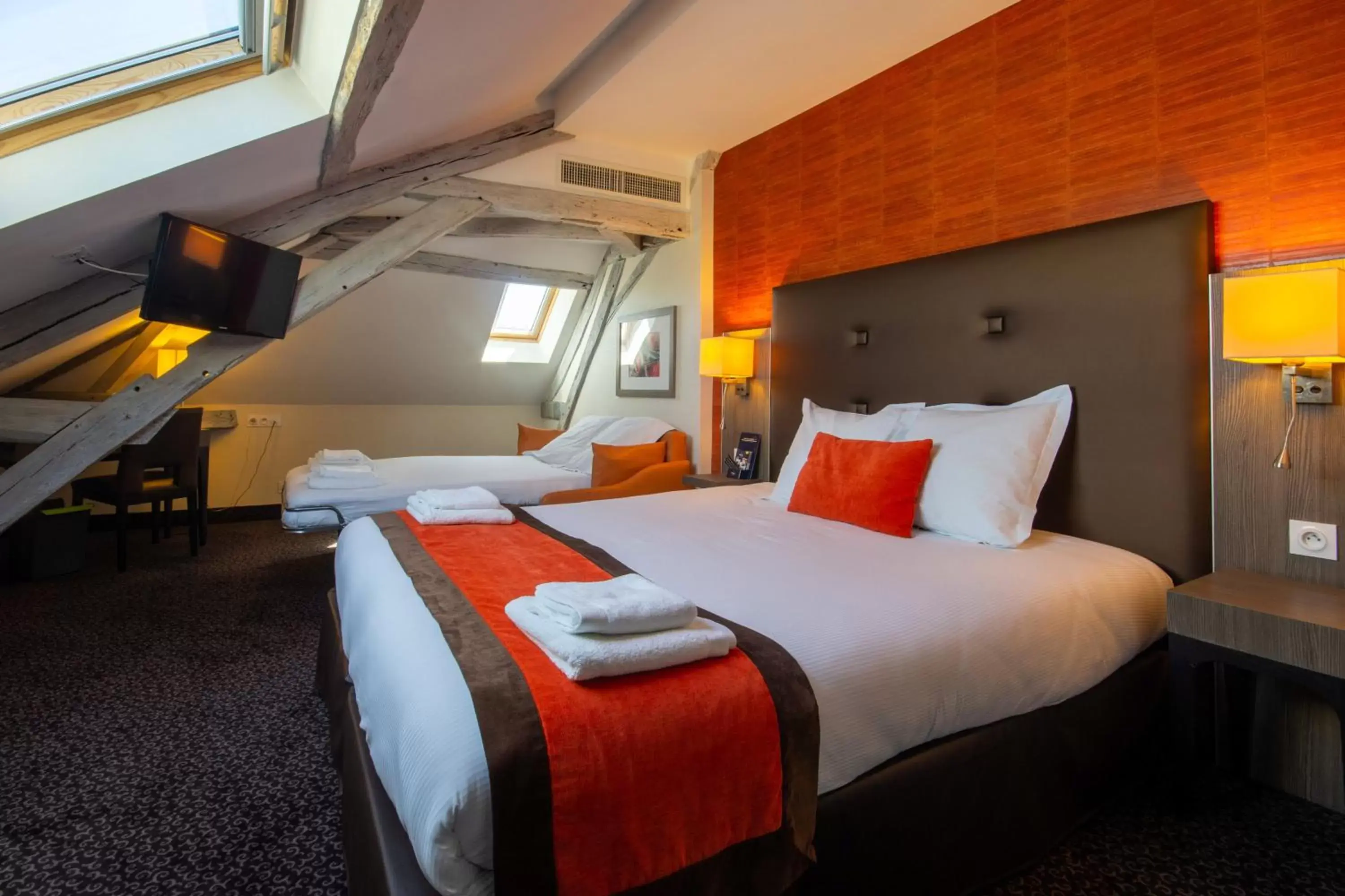 Bed in Hotel de la Gare Troyes Centre