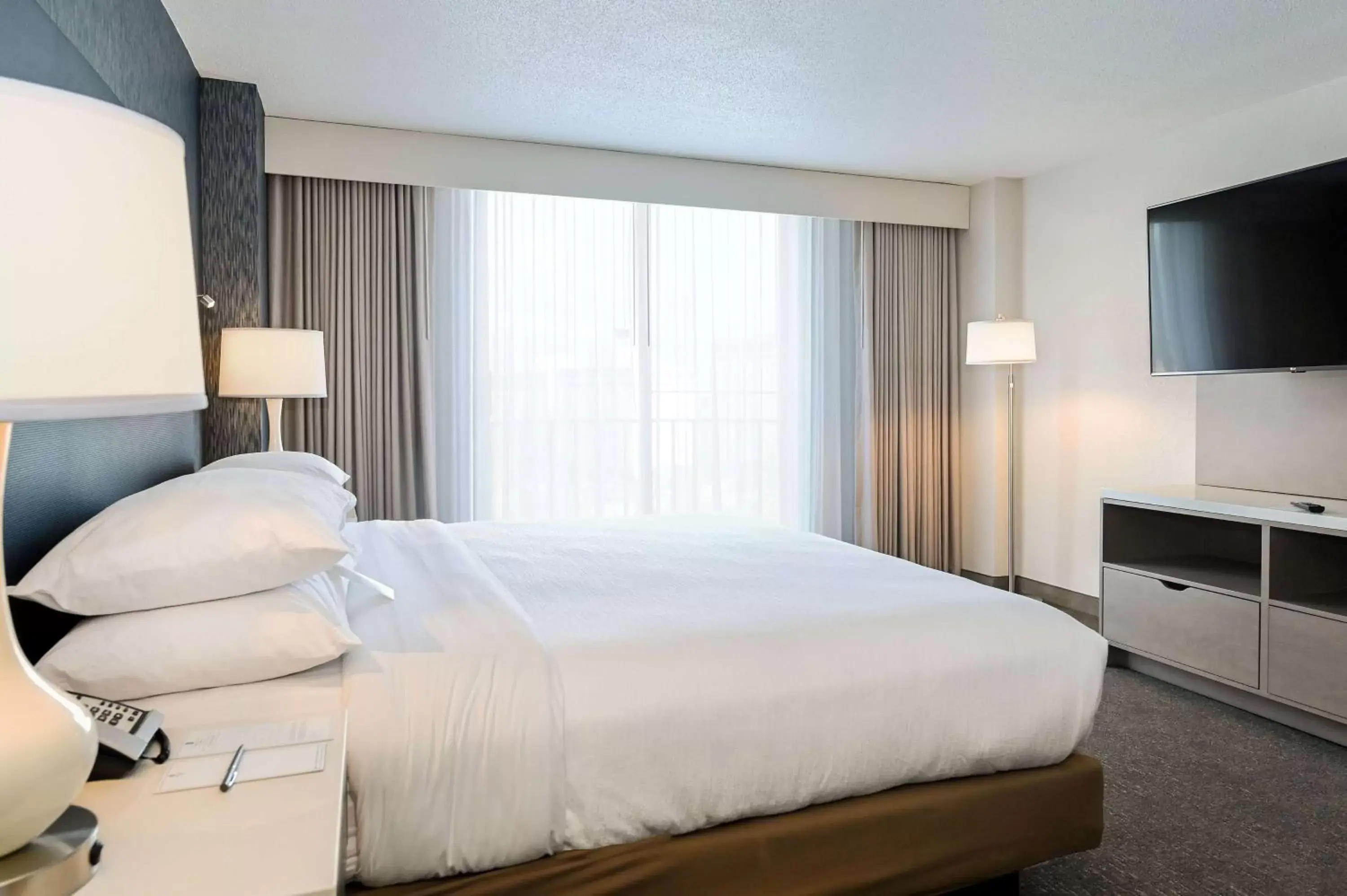 Bedroom, Bed in Embassy Suites Baltimore - North/Hunt Valley