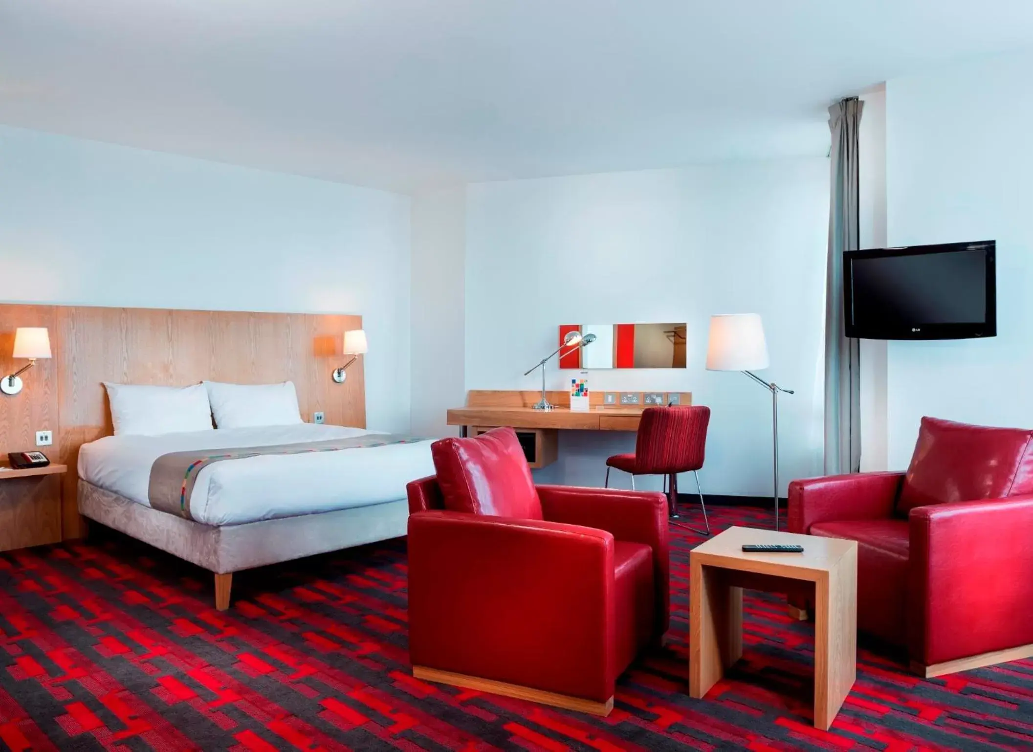 Bed, TV/Entertainment Center in Park Inn by Radisson Aberdeen