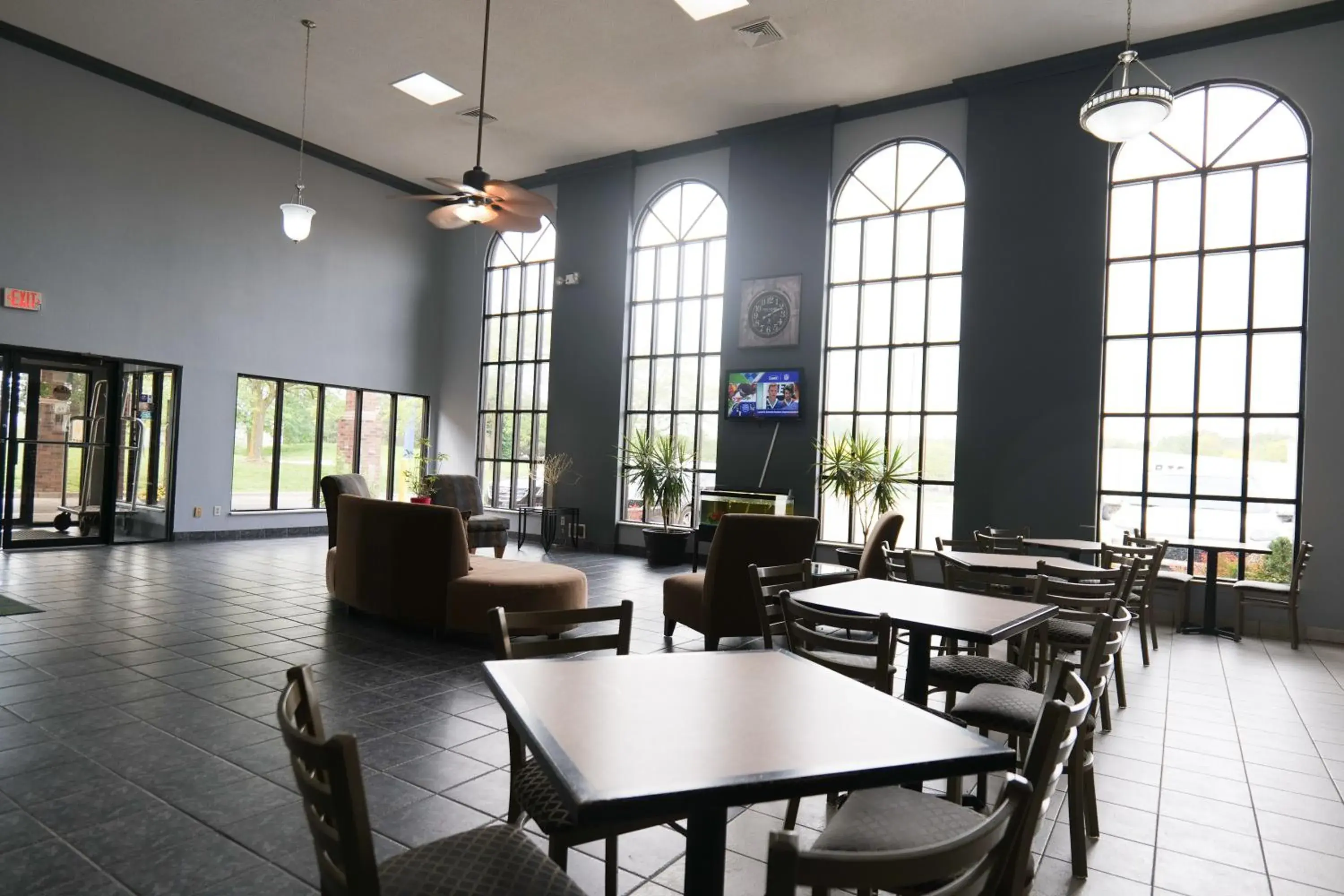 Seating area, Restaurant/Places to Eat in Baymont by Wyndham Flint Airport North
