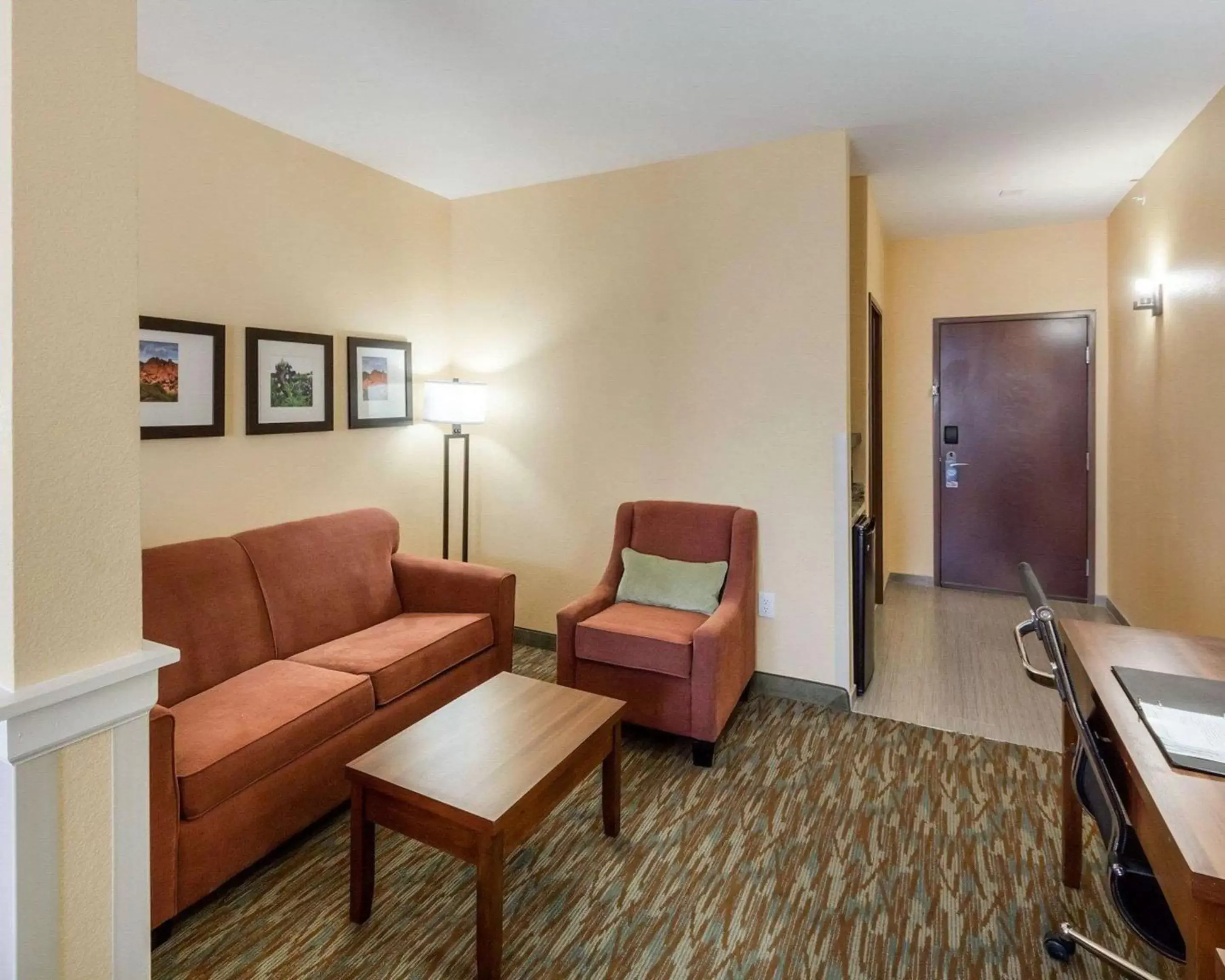 Photo of the whole room, Seating Area in Comfort Suites Cotulla near I-35
