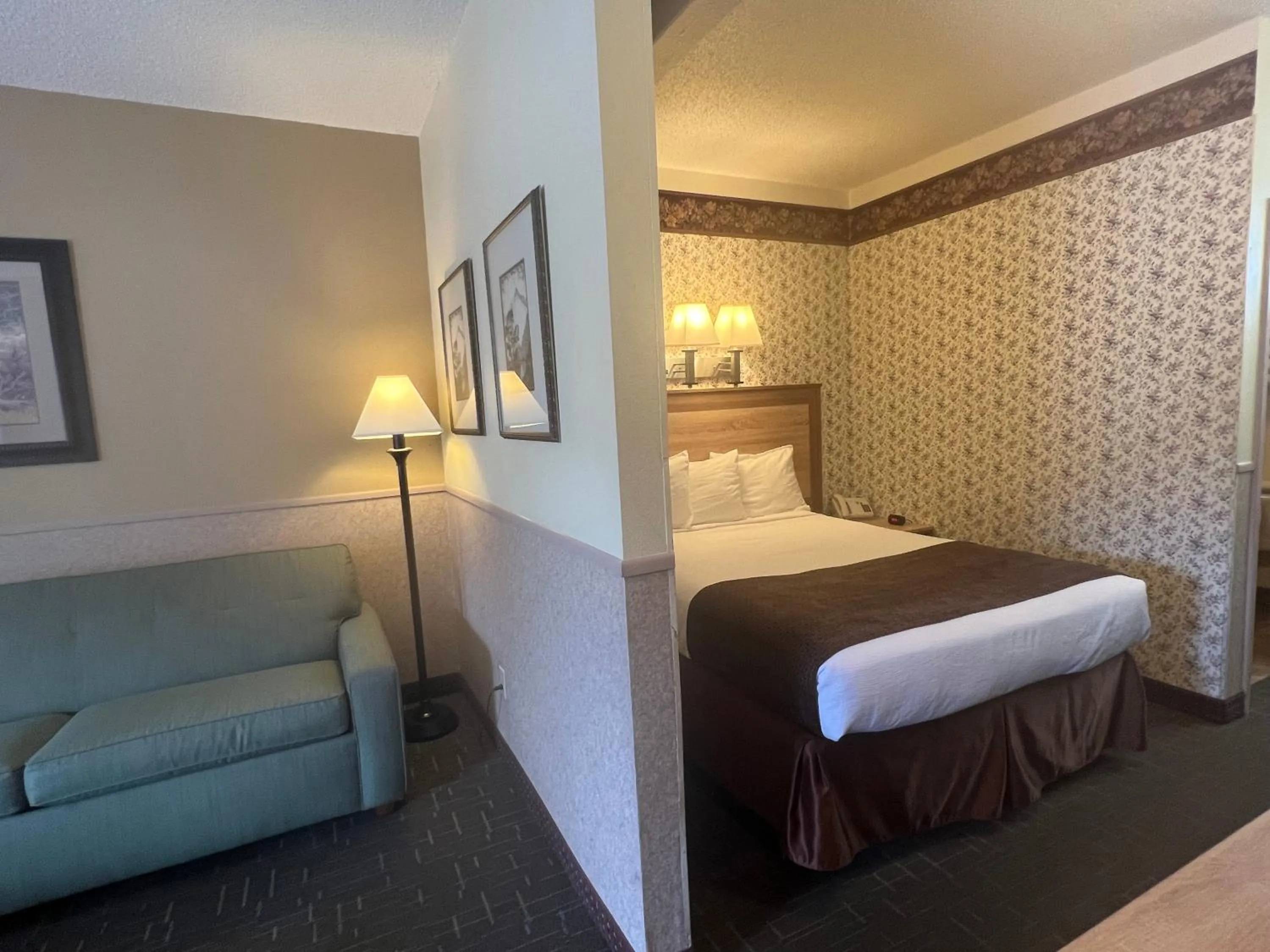 Living room, Bed in Silver Spruce Inn