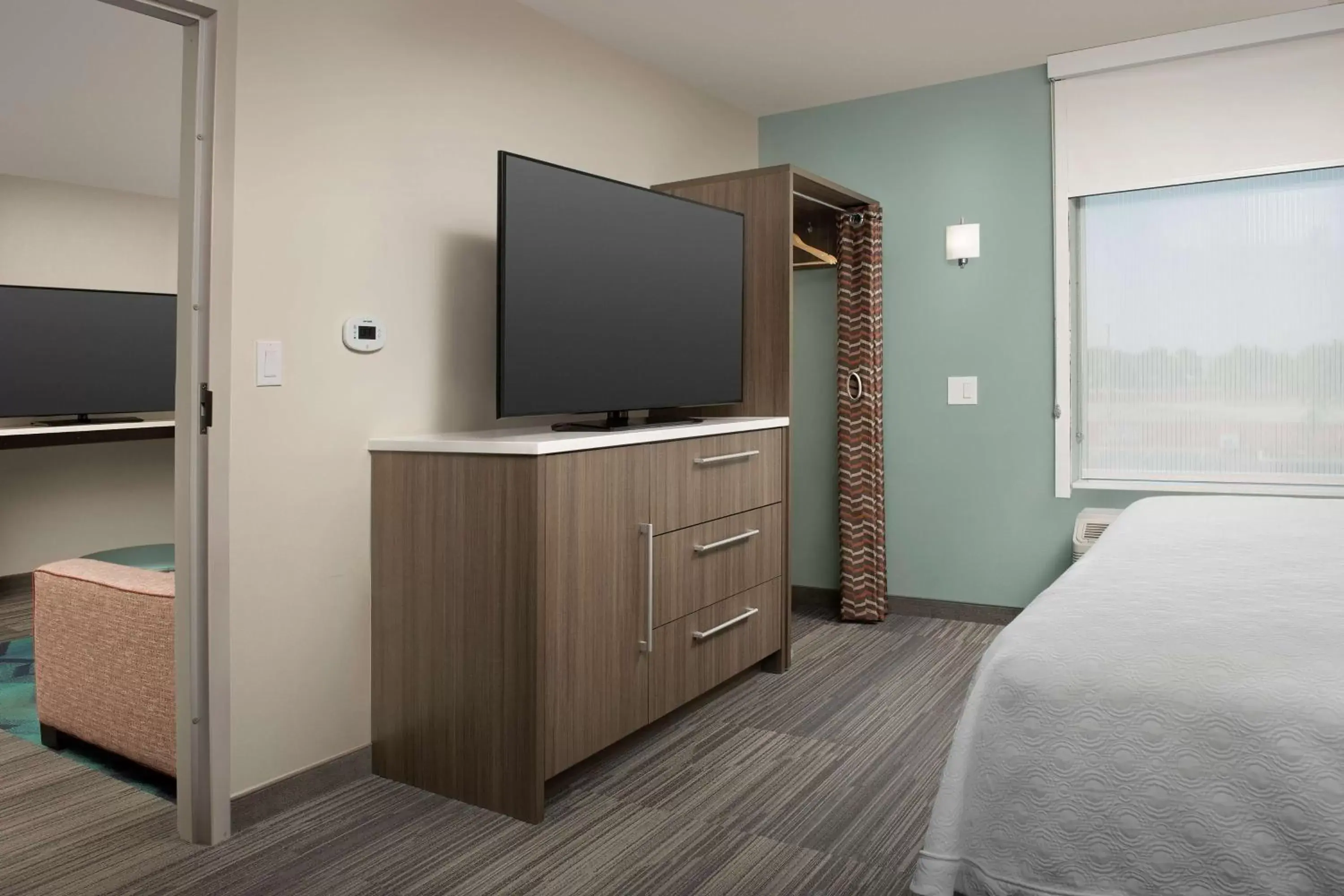 Bedroom, TV/Entertainment Center in Home2 Suites By Hilton Clovis Fresno Airport