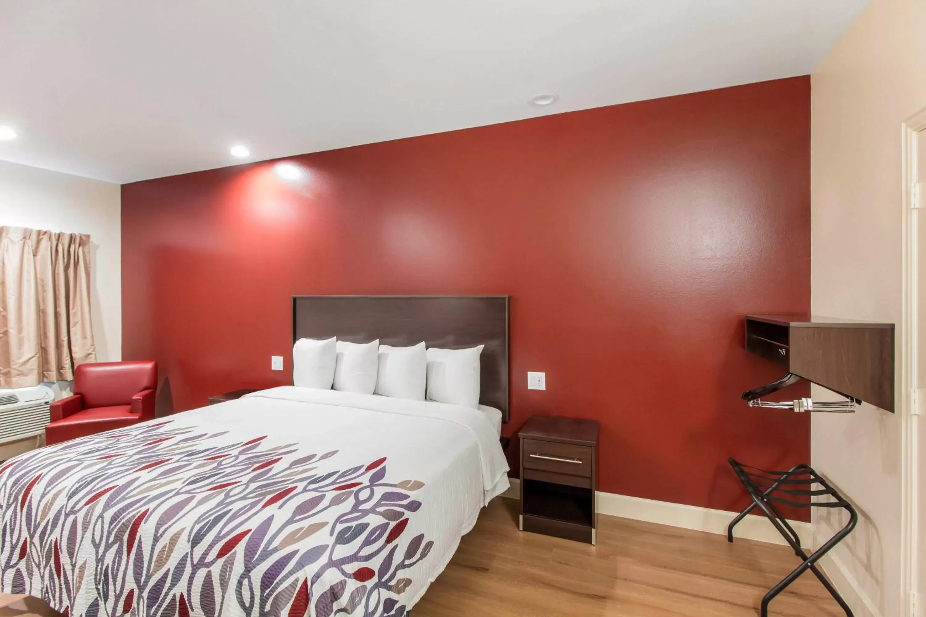 Photo of the whole room, Bed in Red Roof Inn Houston - Willowbrook