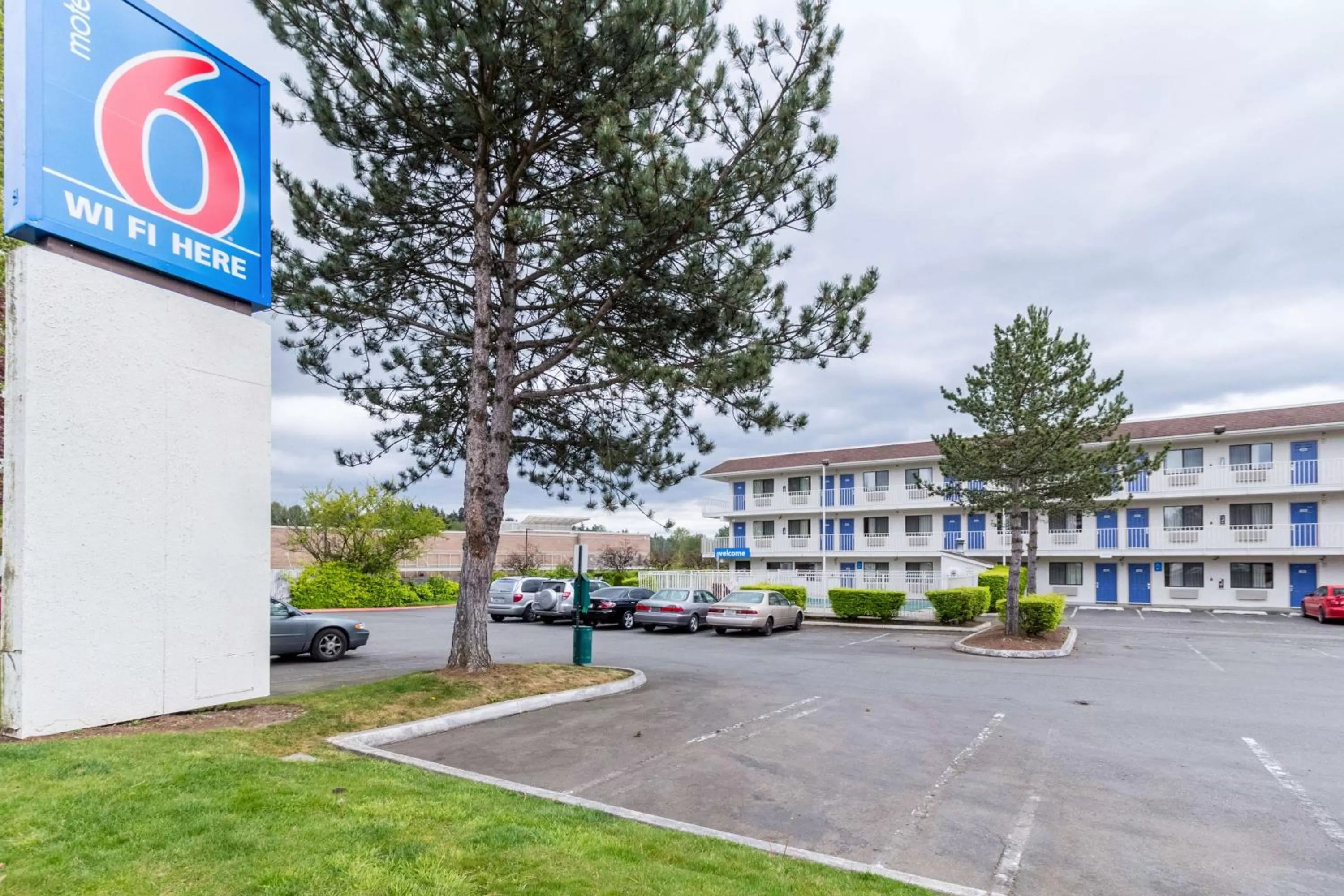 Property building in Motel 6-Kirkland, WA - North Kirkland