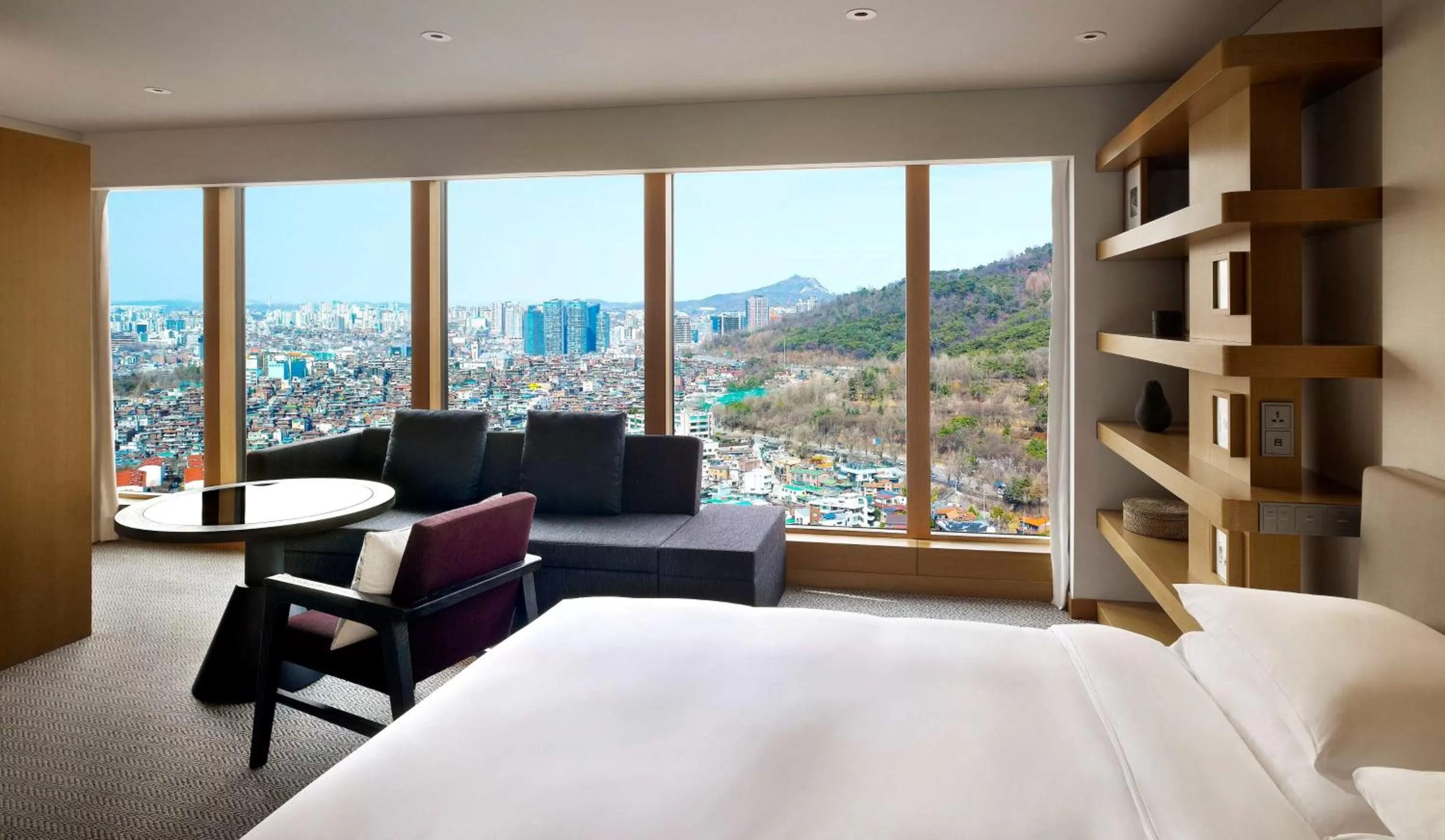 Photo of the whole room, Bed in Grand Hyatt Seoul
