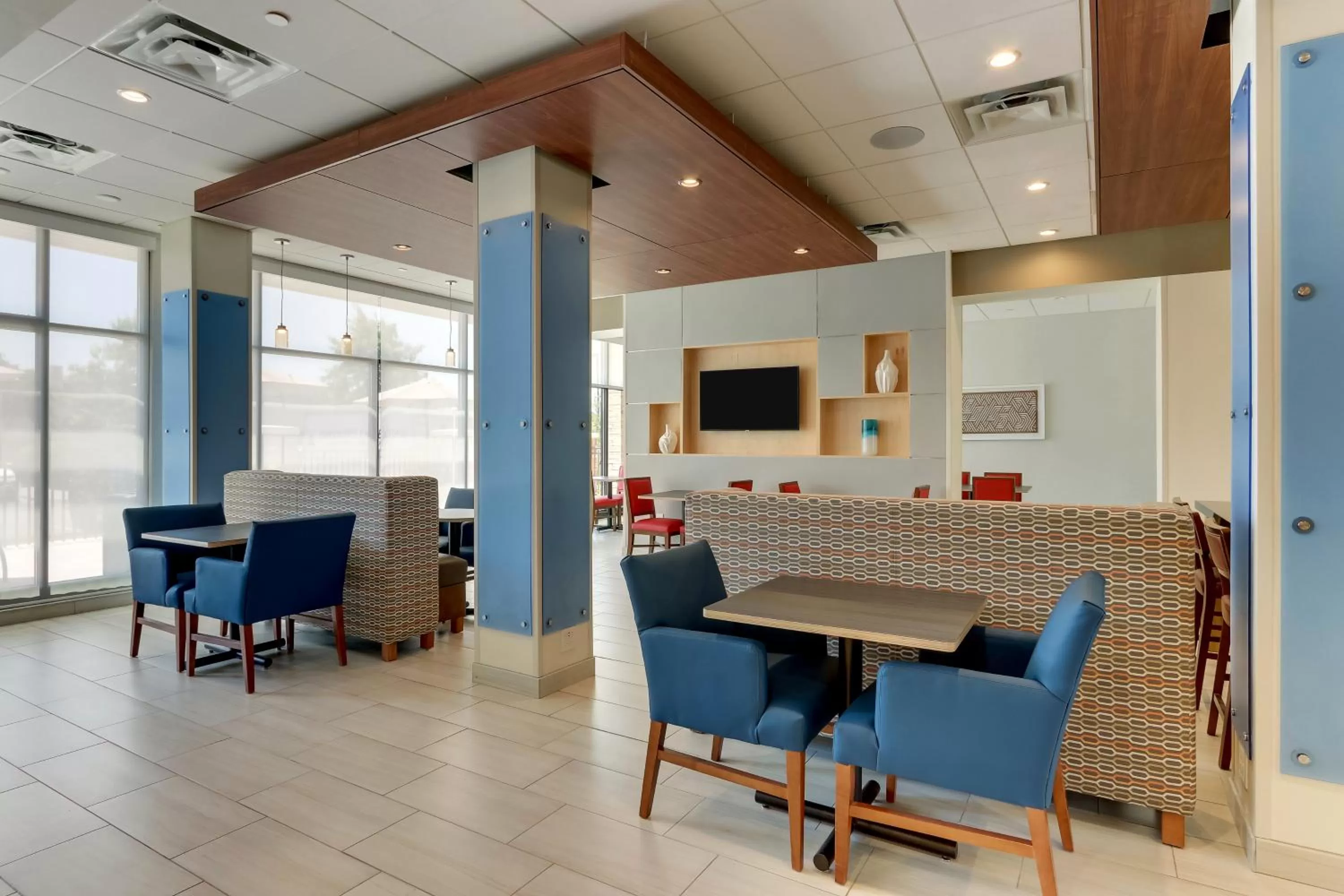 Dining area in Holiday Inn Express - Wilmington - Porters Neck by IHG