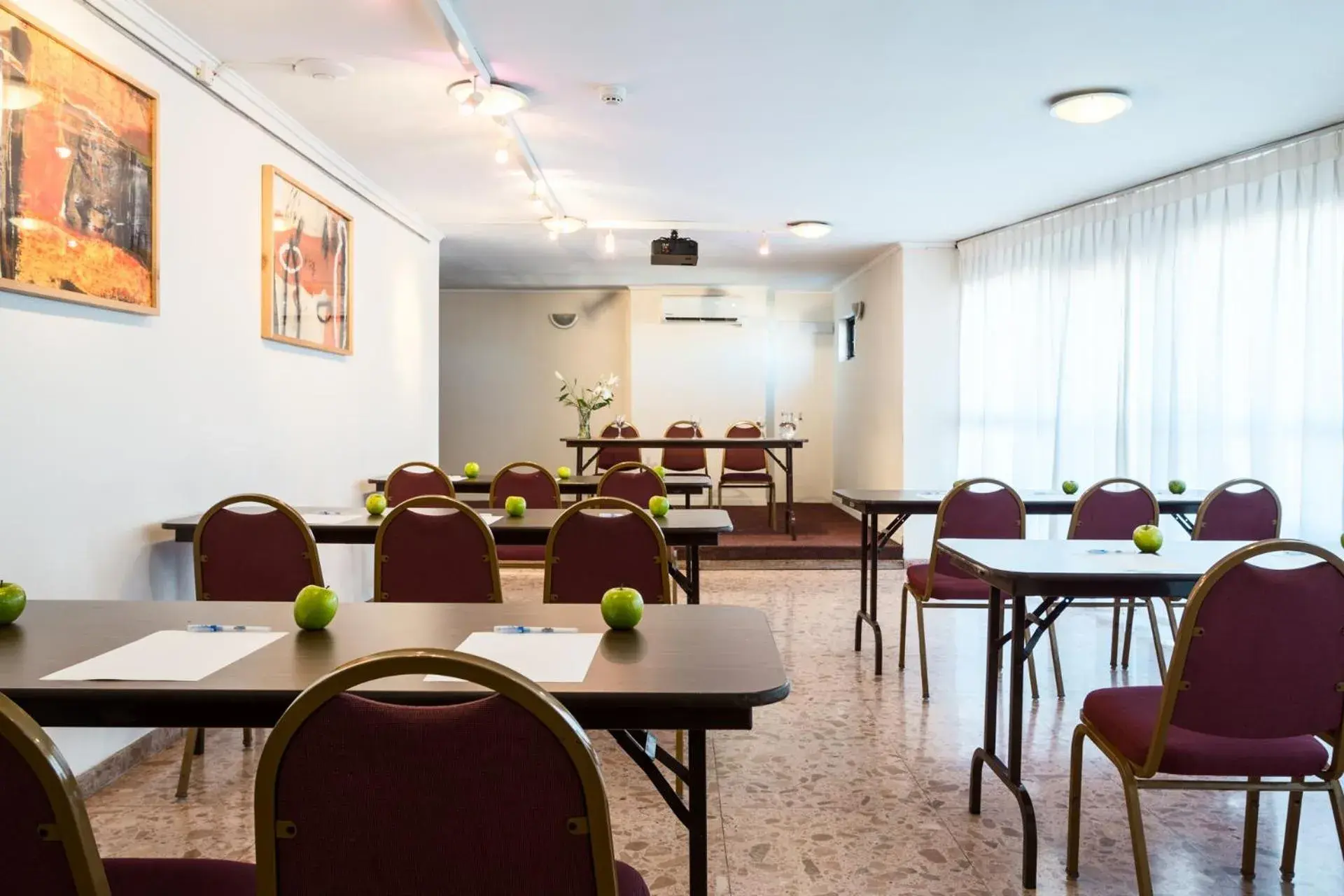 Meeting/conference room in Days Inn Montevideo