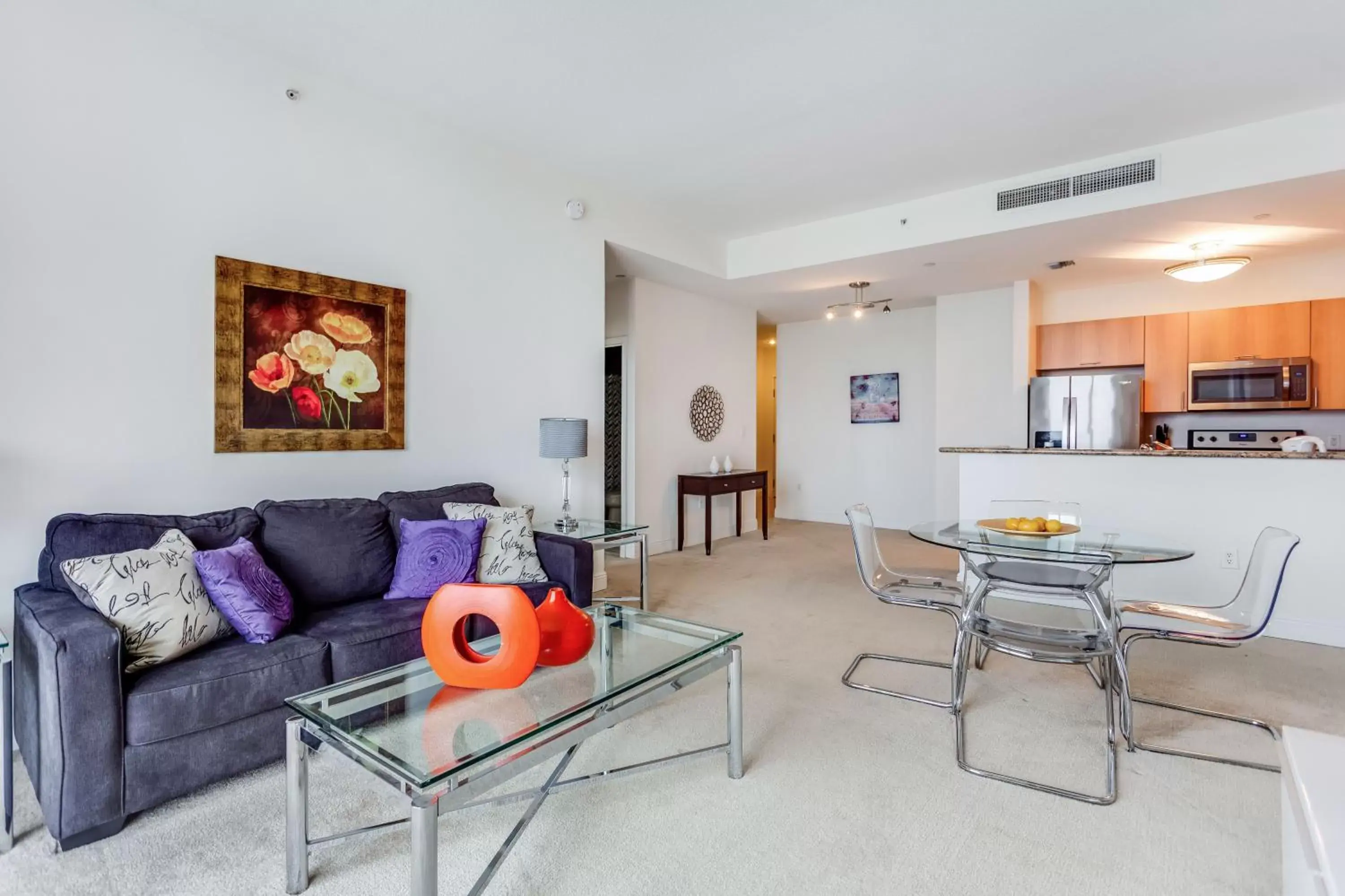 Living room, Seating Area in Dadeland Towers by Miami Vacations