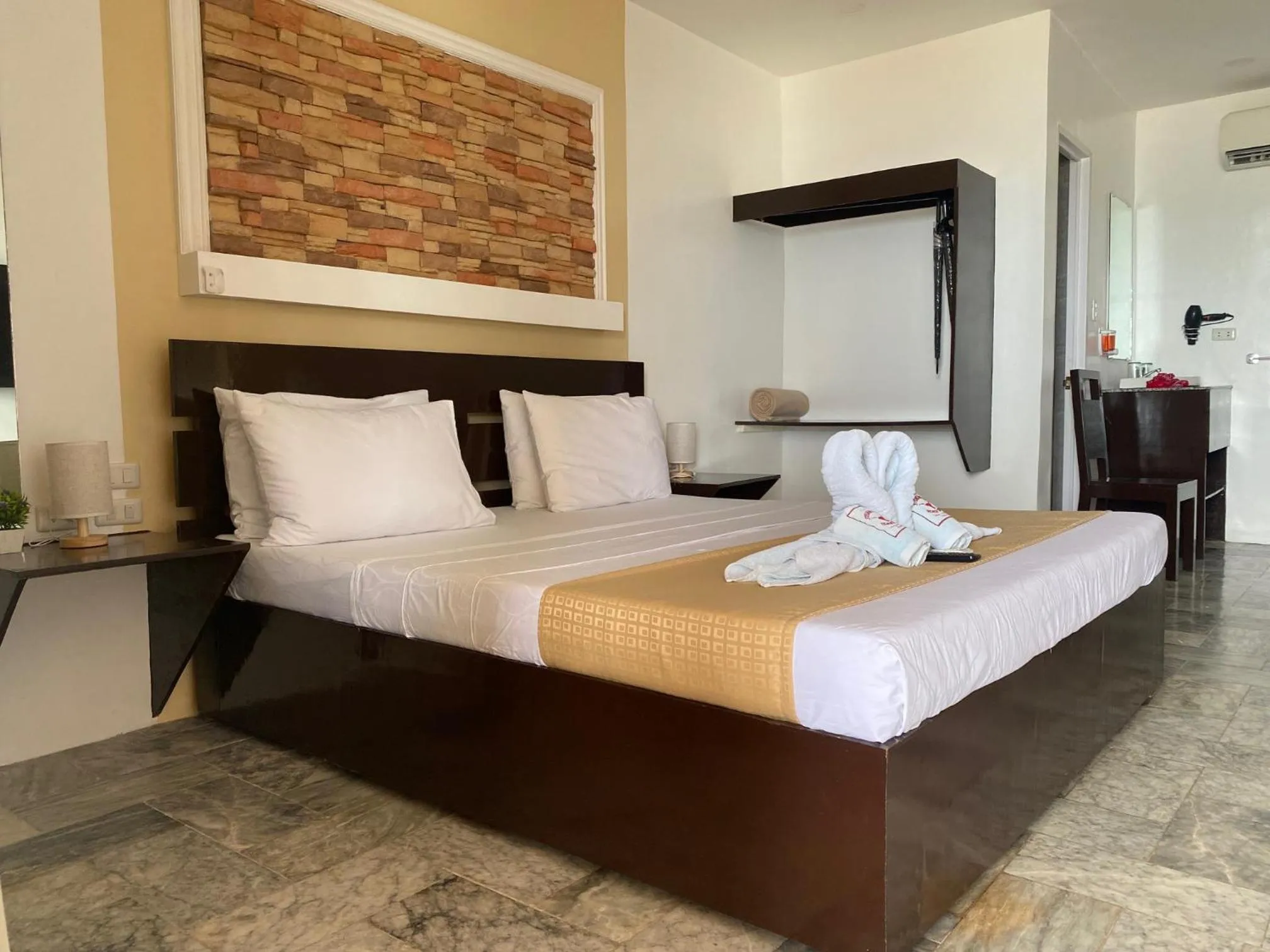 Bed in Papa Freds Beach Resort