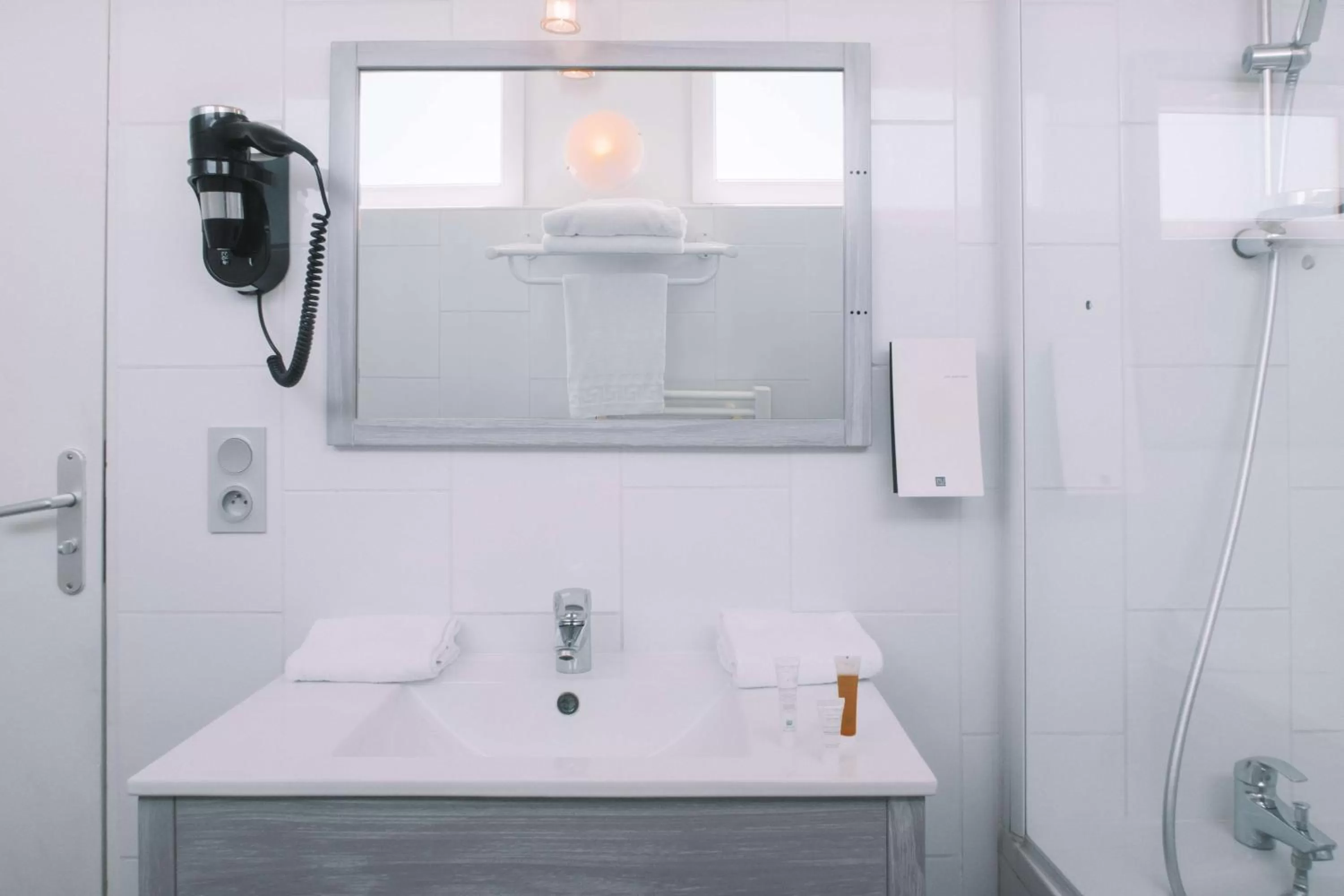 Bathroom in Best Western Hôtel des Thermes - Balaruc les Bains Sète