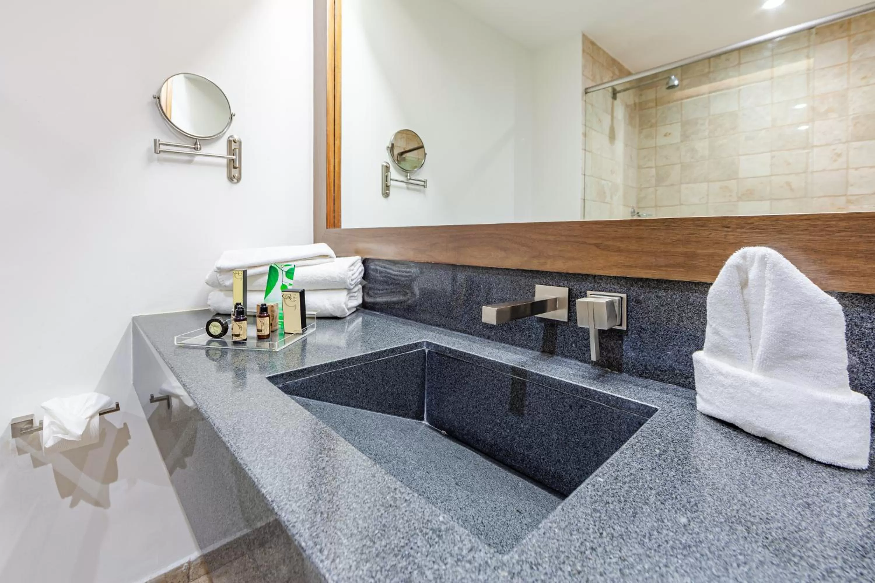 towels, Bathroom in Suites Del Ángel