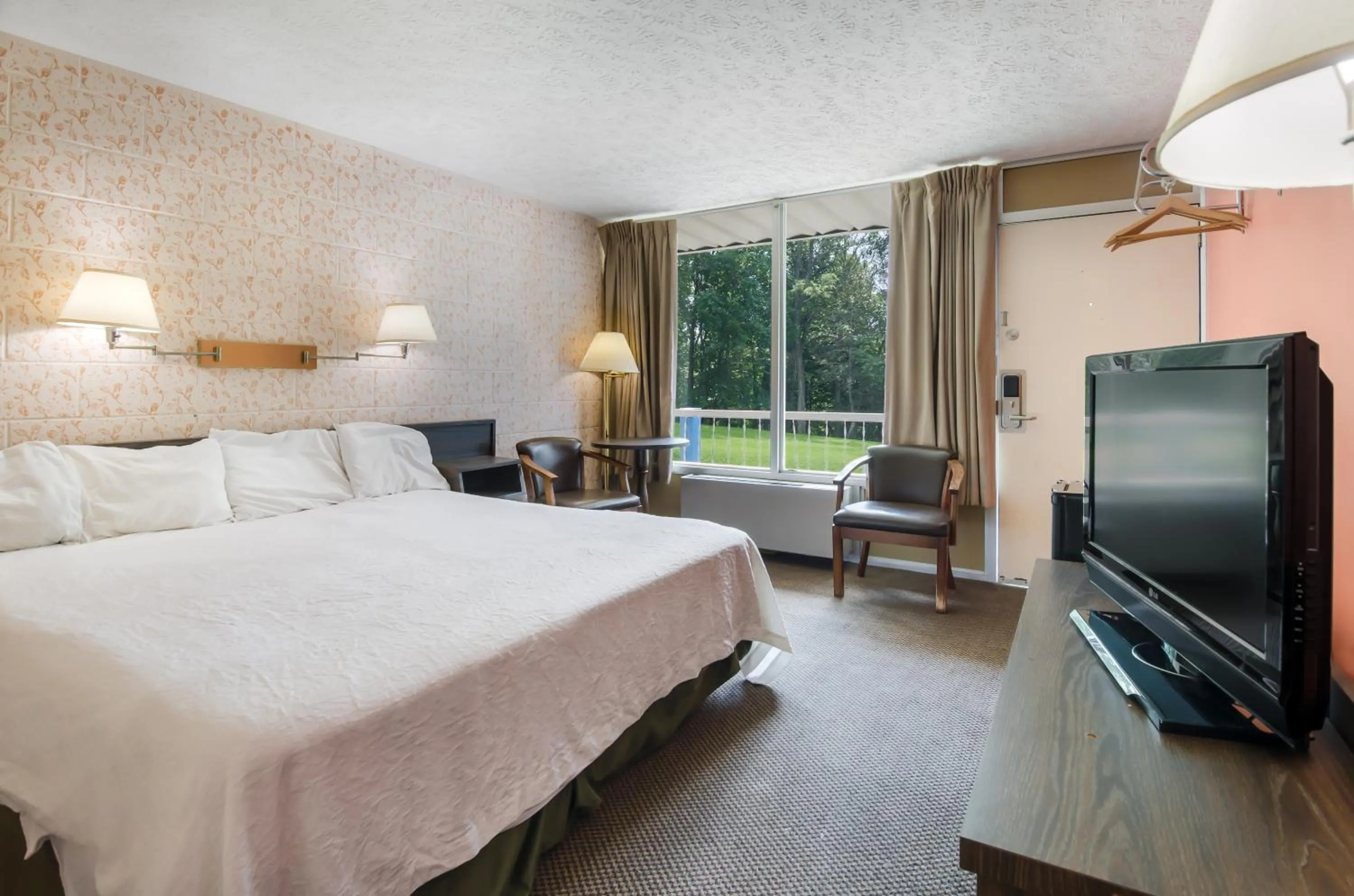 Photo of the whole room, Bed in Americas Best Value Inn Wytheville