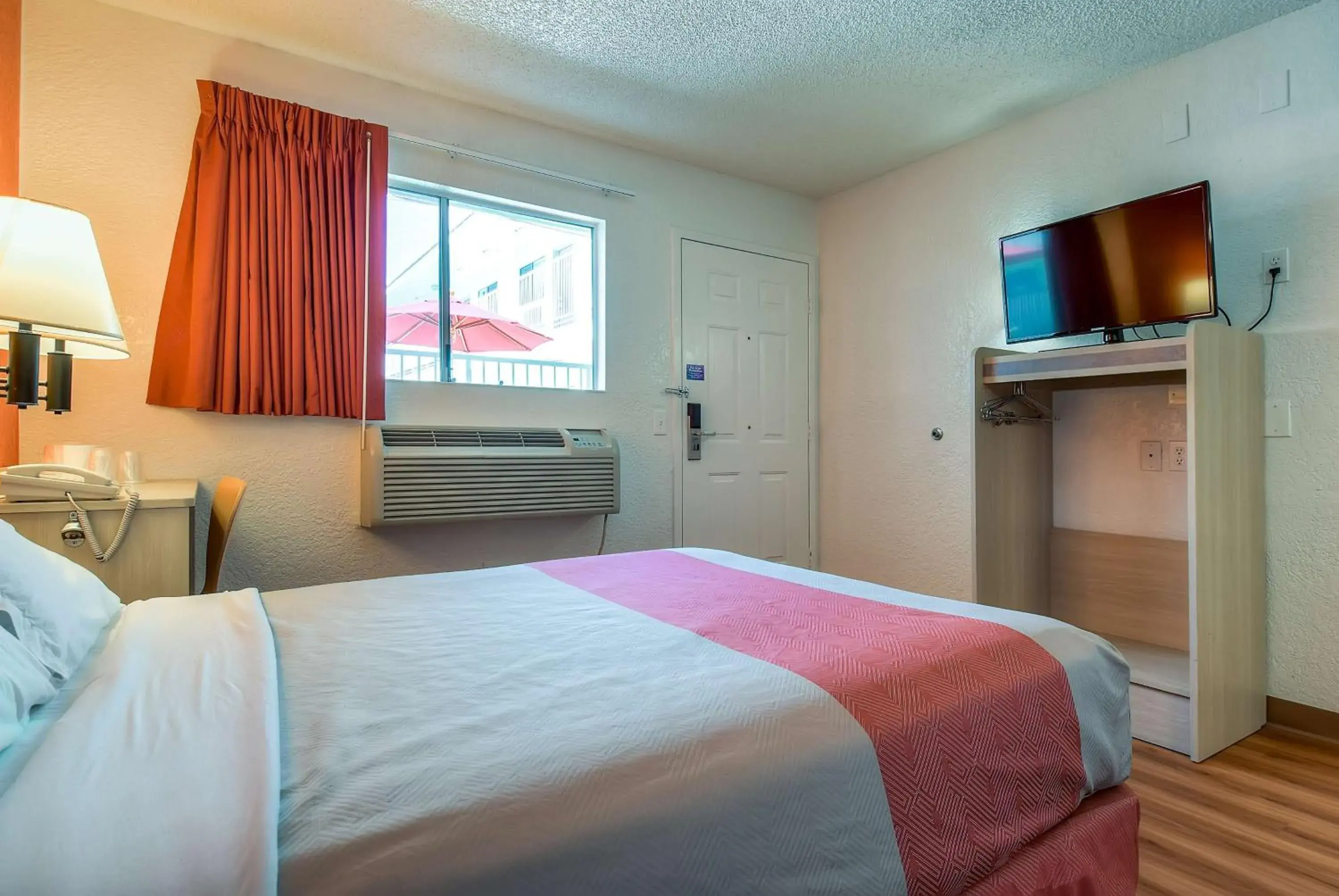 TV and multimedia, Bed in Motel 6-Rowland Heights, CA - Los Angeles - Pomona