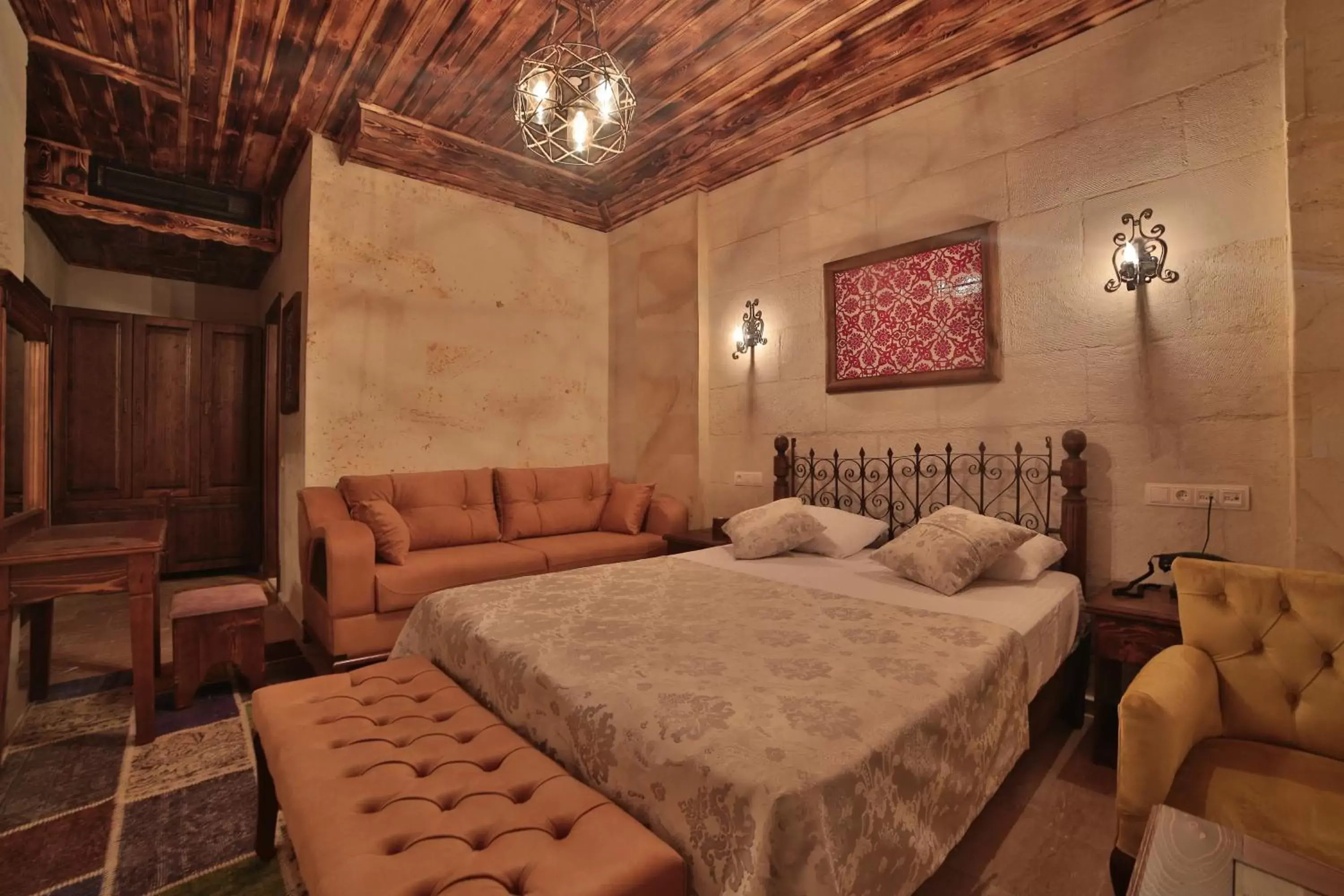 Bed in Caravanserai Inn Hotel