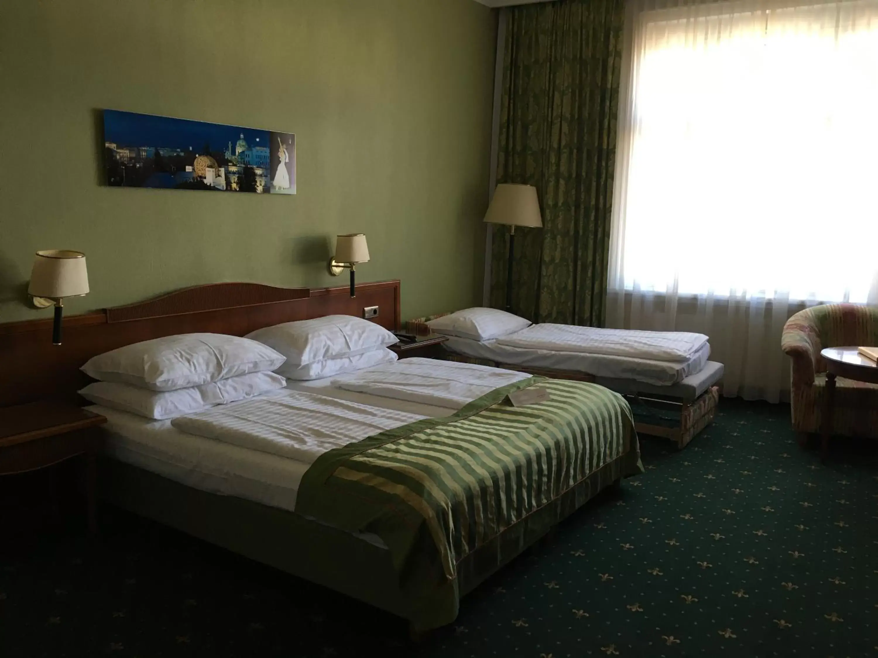 Photo of the whole room, Bed in Hotel Secession an der Oper