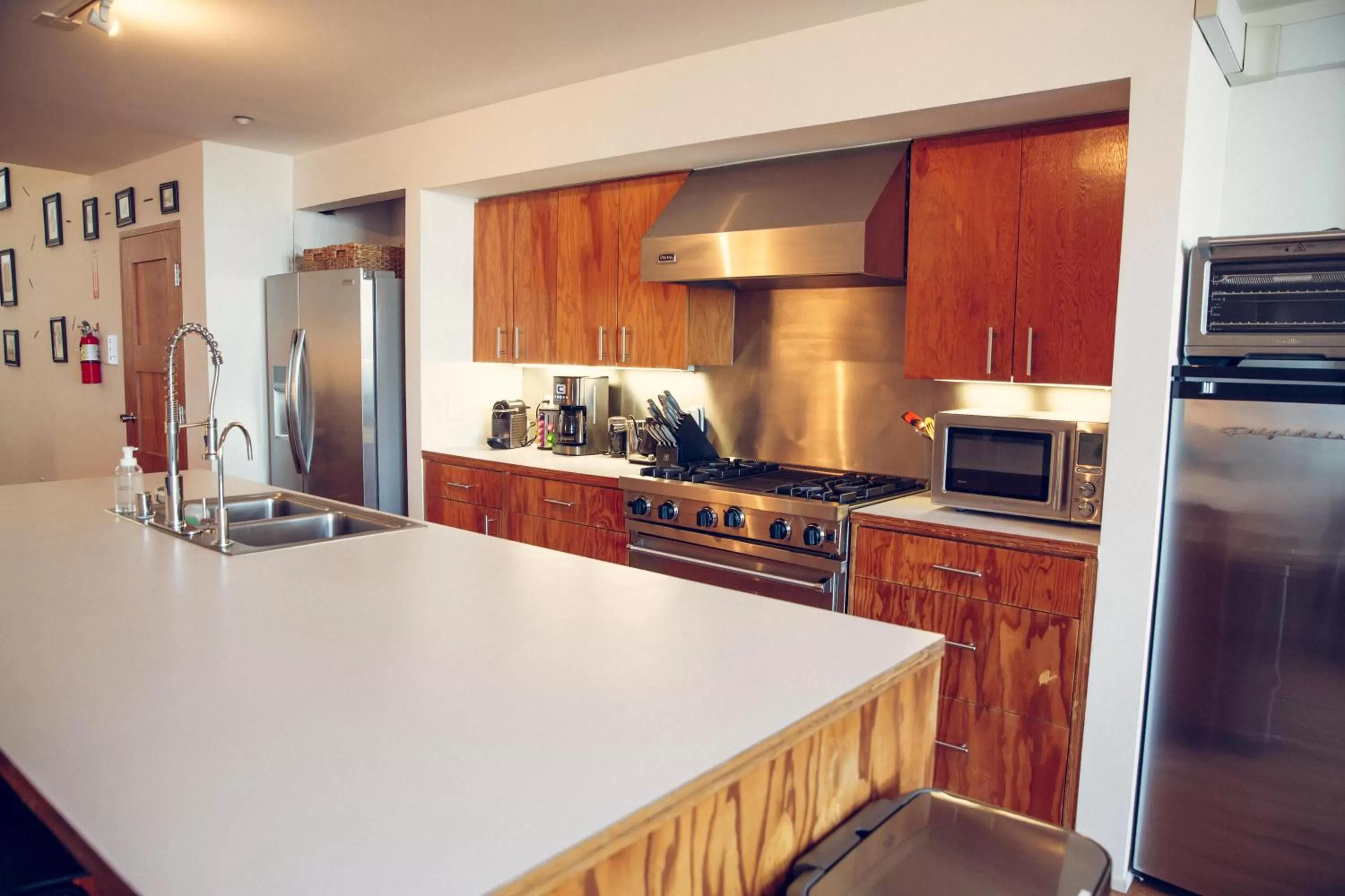 Kitchen or kitchenette in STAY OPEN Venice Beach