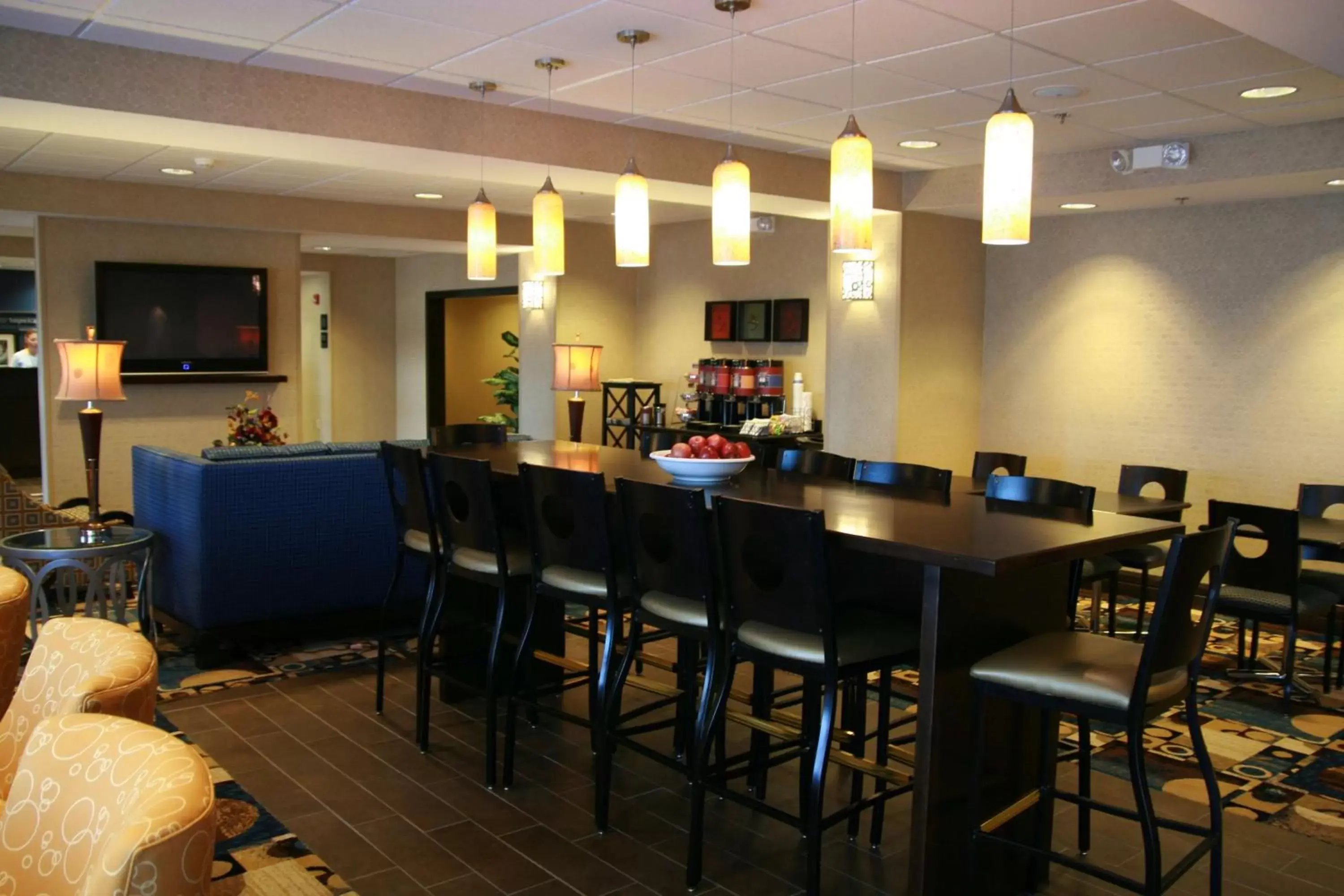 Lobby or reception, Lounge/Bar in Hampton Inn Topeka