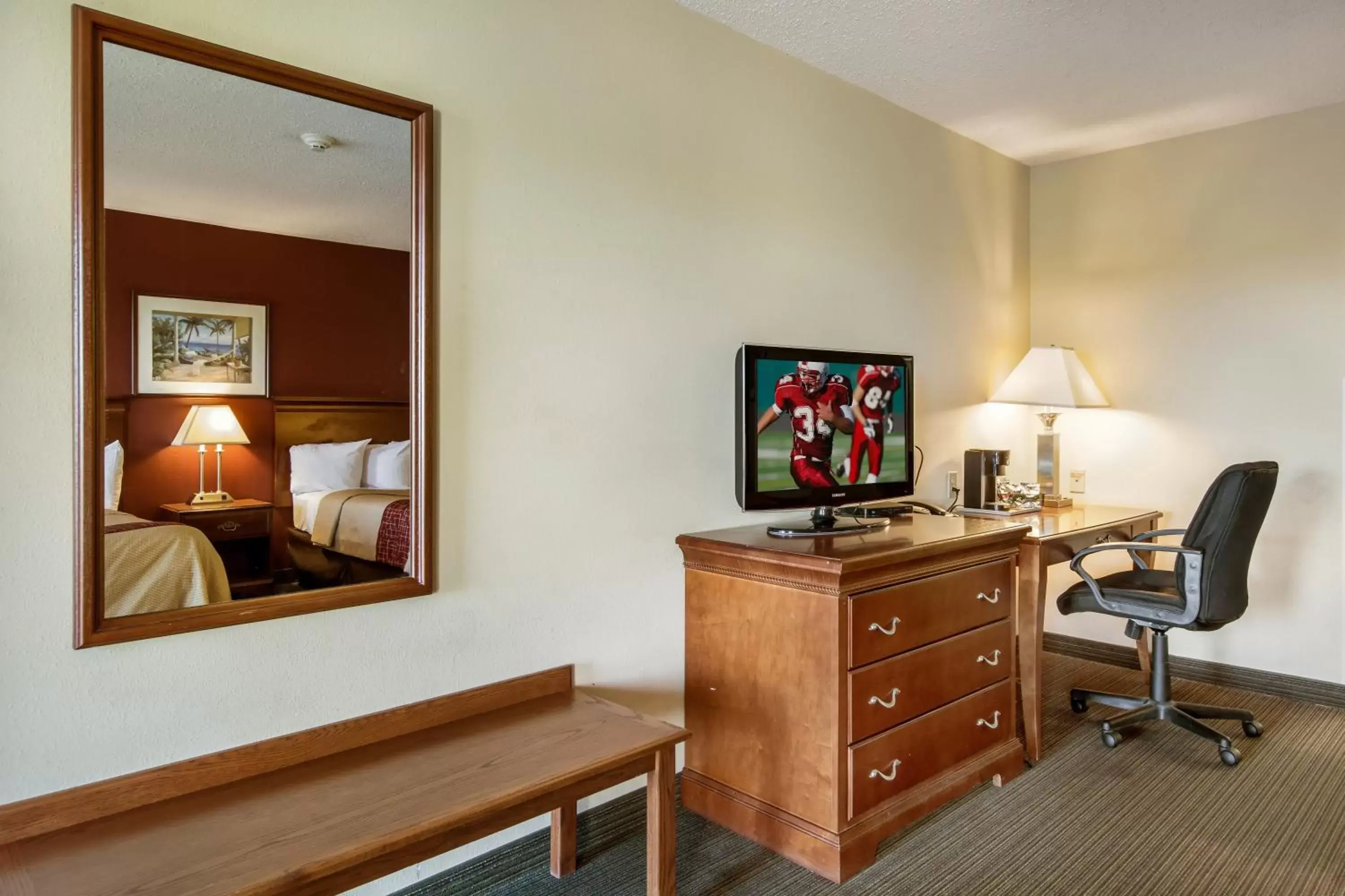 Photo of the whole room, TV/Entertainment Center in Red Roof Inn Vincennes