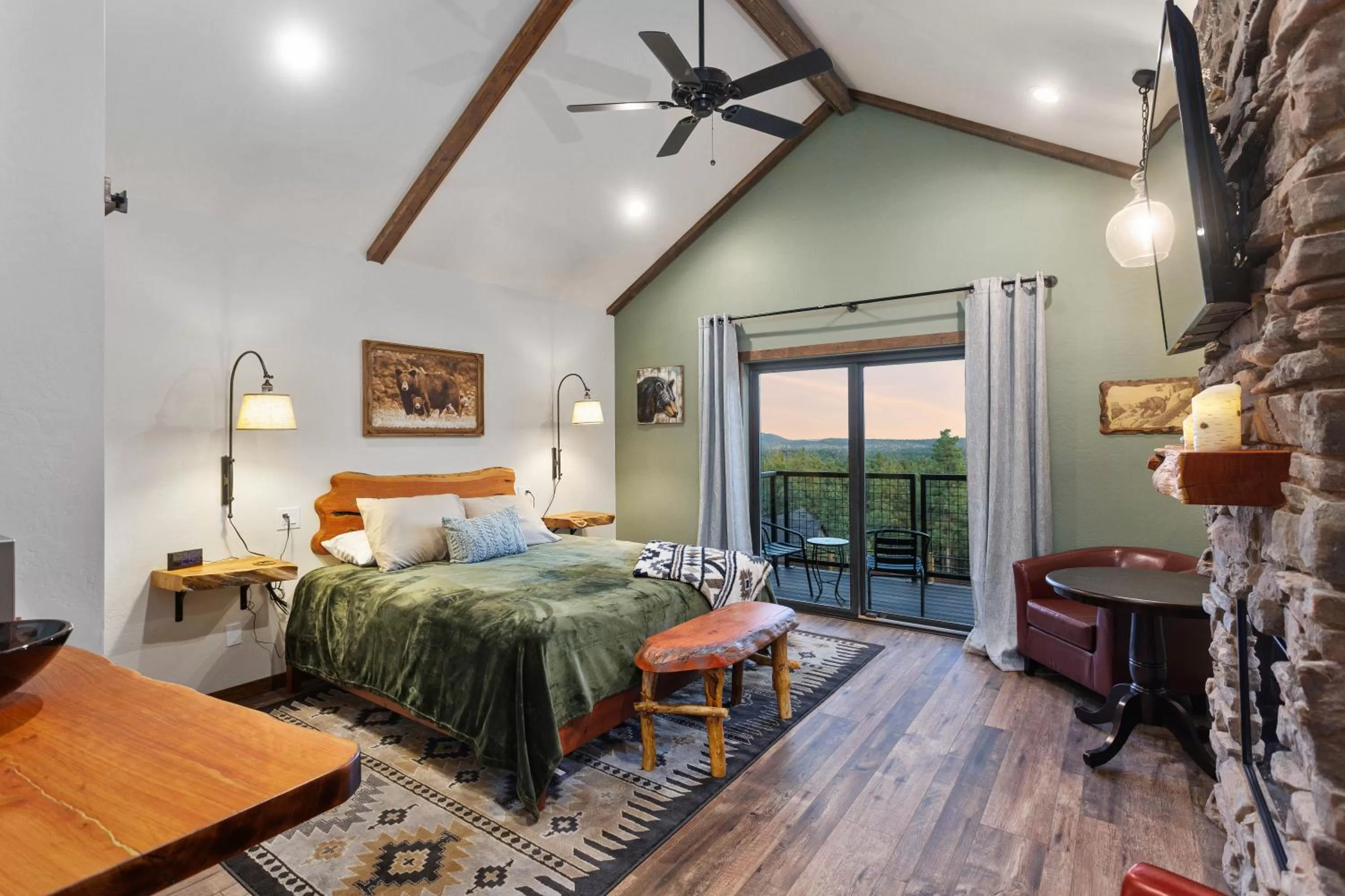 Photo of the whole room in Lodge at 5600