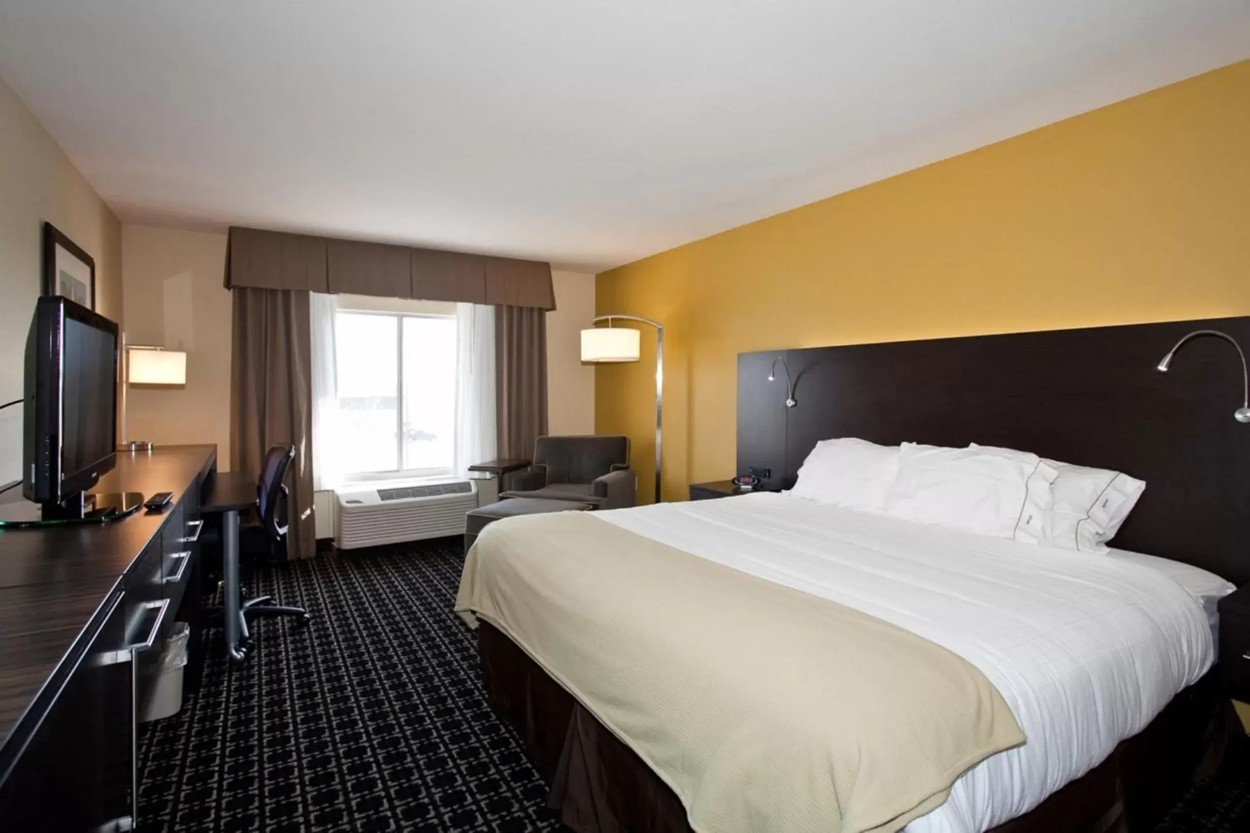 Bed in Holiday Inn Express Newton by IHG Bed in Holiday Inn Express Newton by IHG