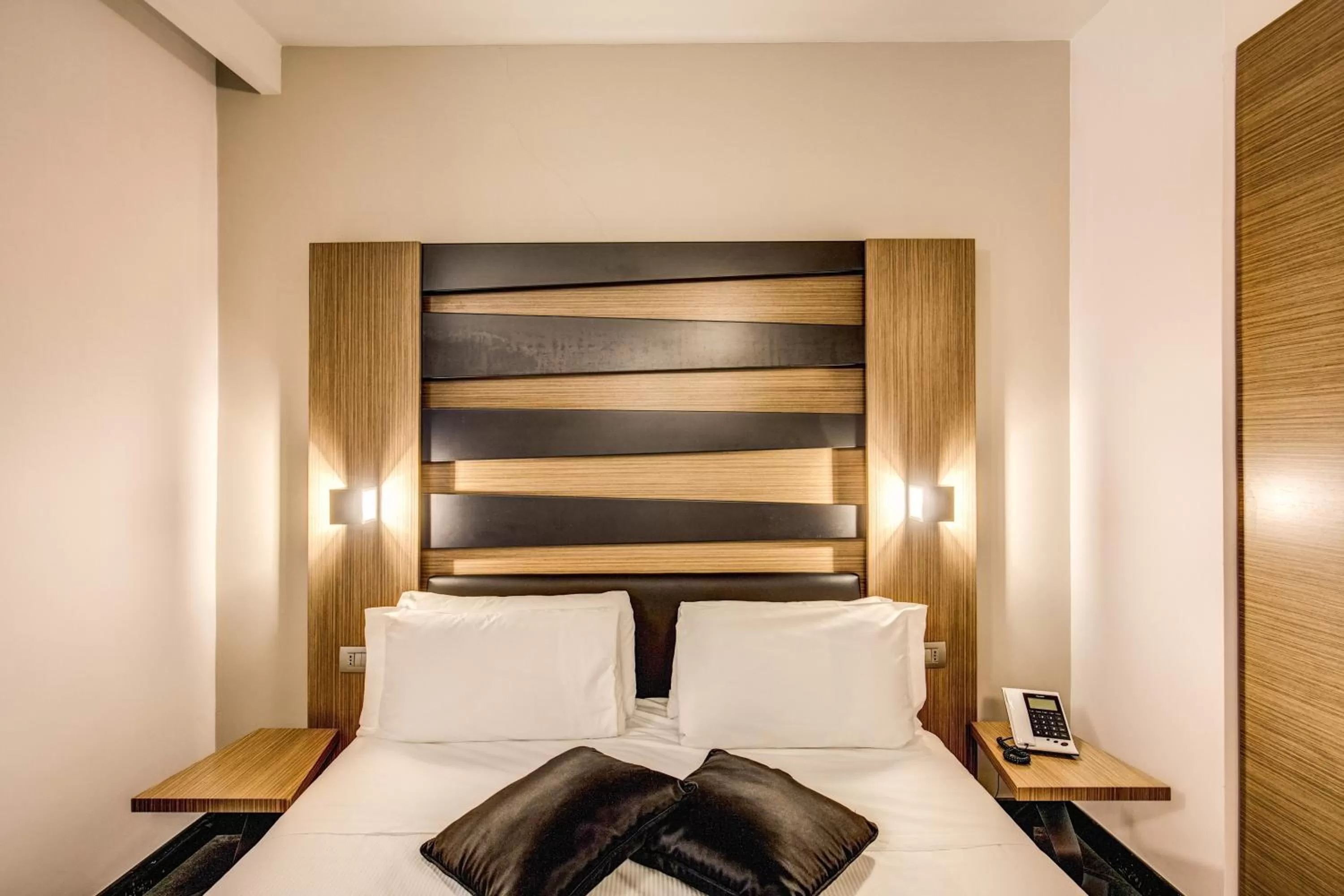 Decorative detail, Bed in Hotel Trevi - Gruppo Trevi Hotels