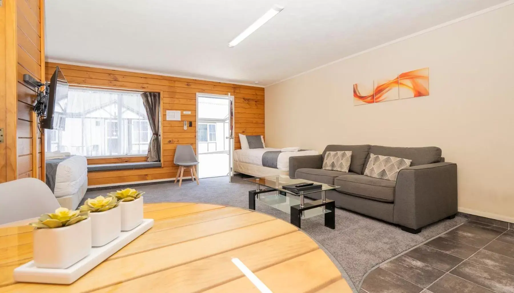 Living room, Seating Area in Tudor Park Motel