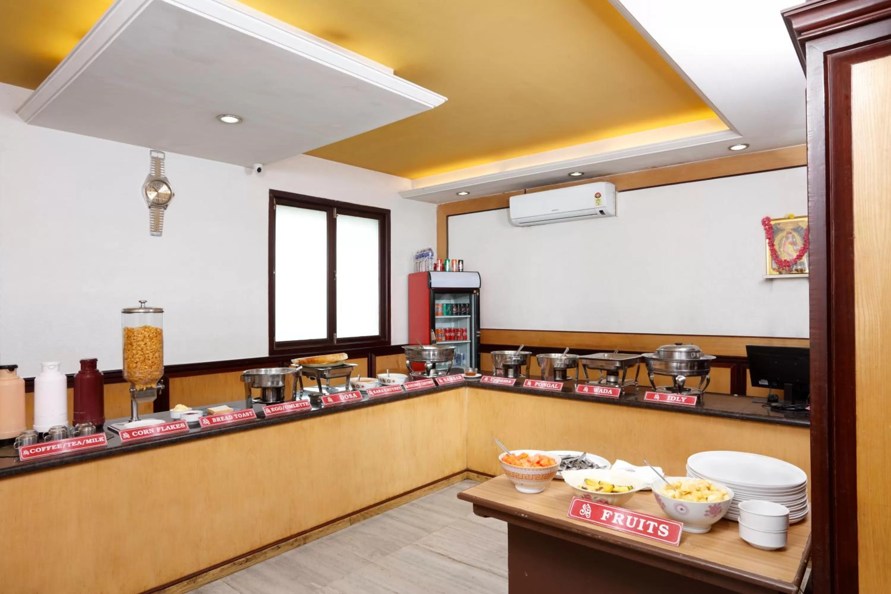 Restaurant/places to eat in Sri Aarvee Hotels