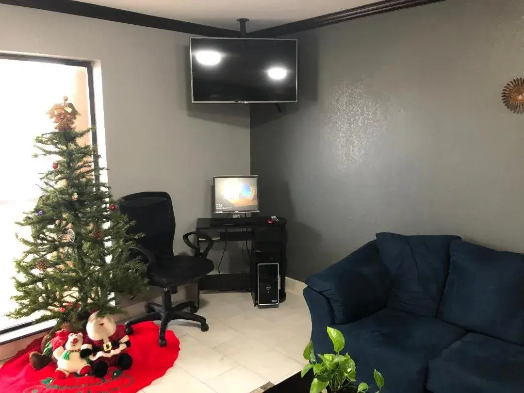 TV and multimedia, TV/Entertainment Center in Americas Best Value Inn Yukon