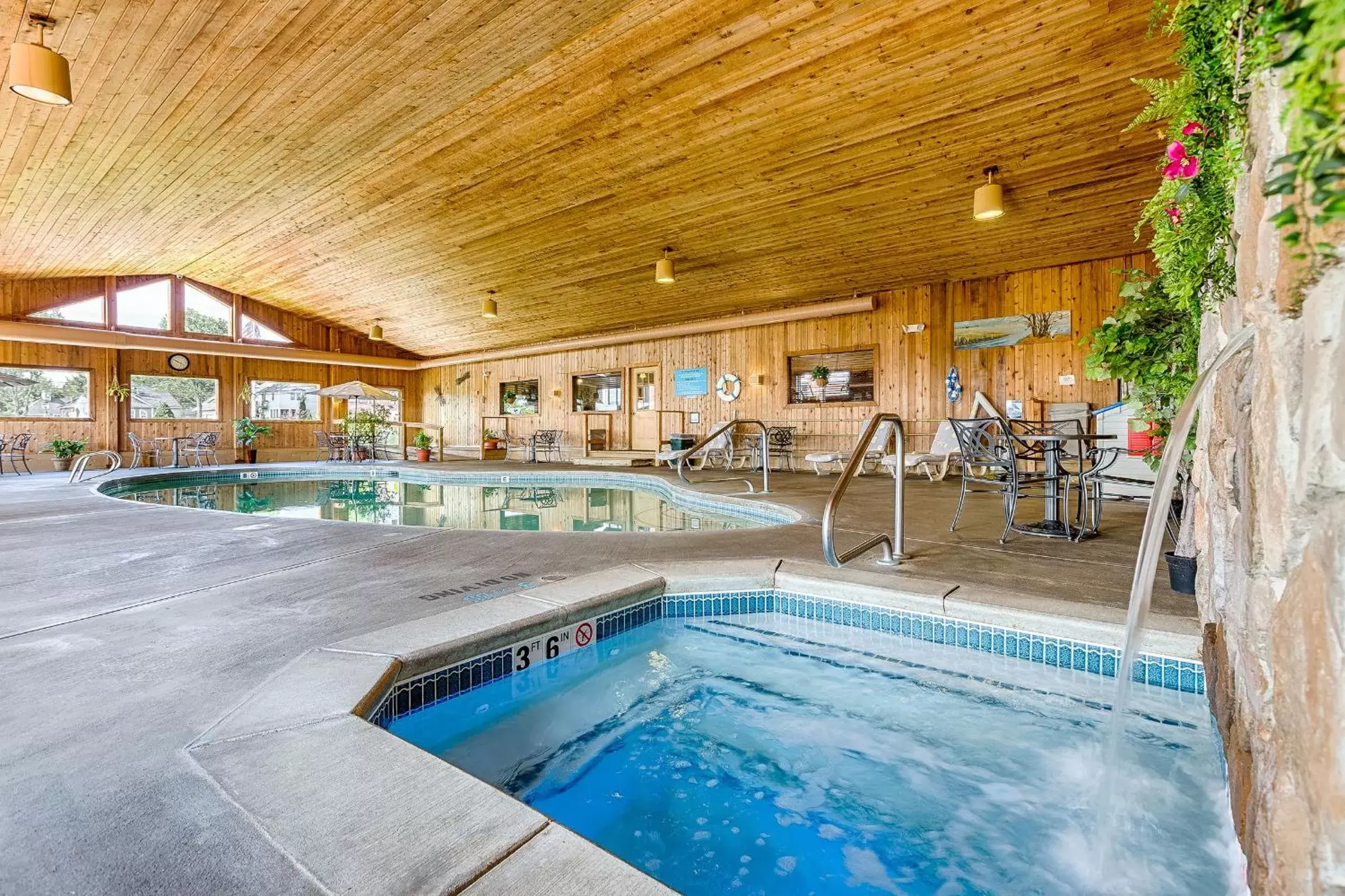 Hot Tub, Swimming Pool in Misty Harbor Resort